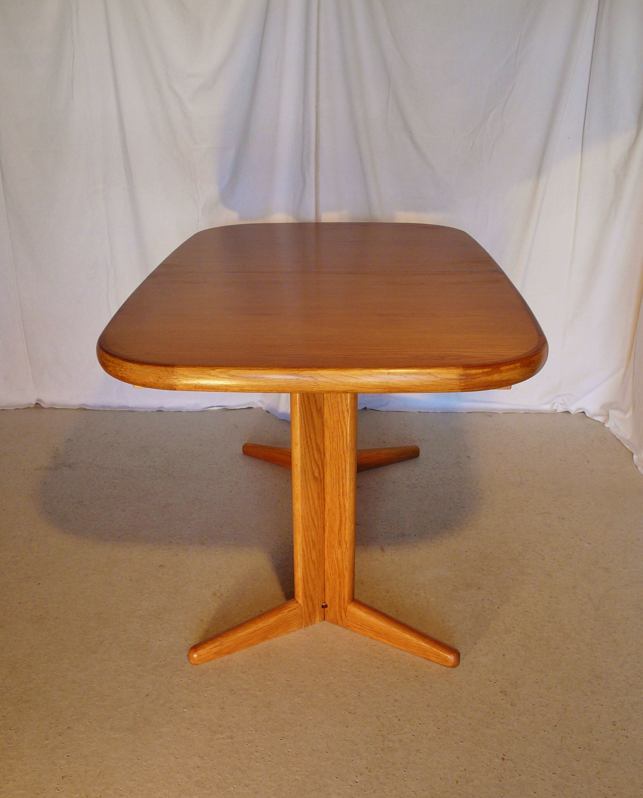 Scandinavian expandable rectangular table in teak