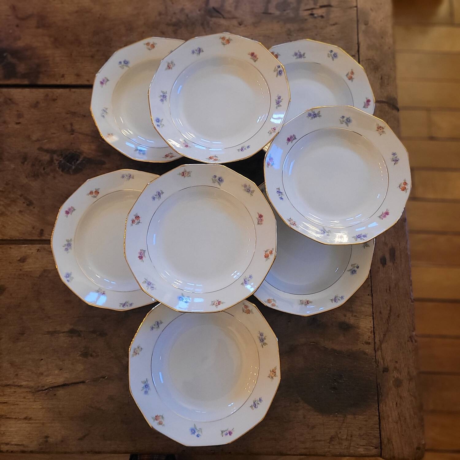 Porcelain soup plates - Decorated with small flowers and a gold rim