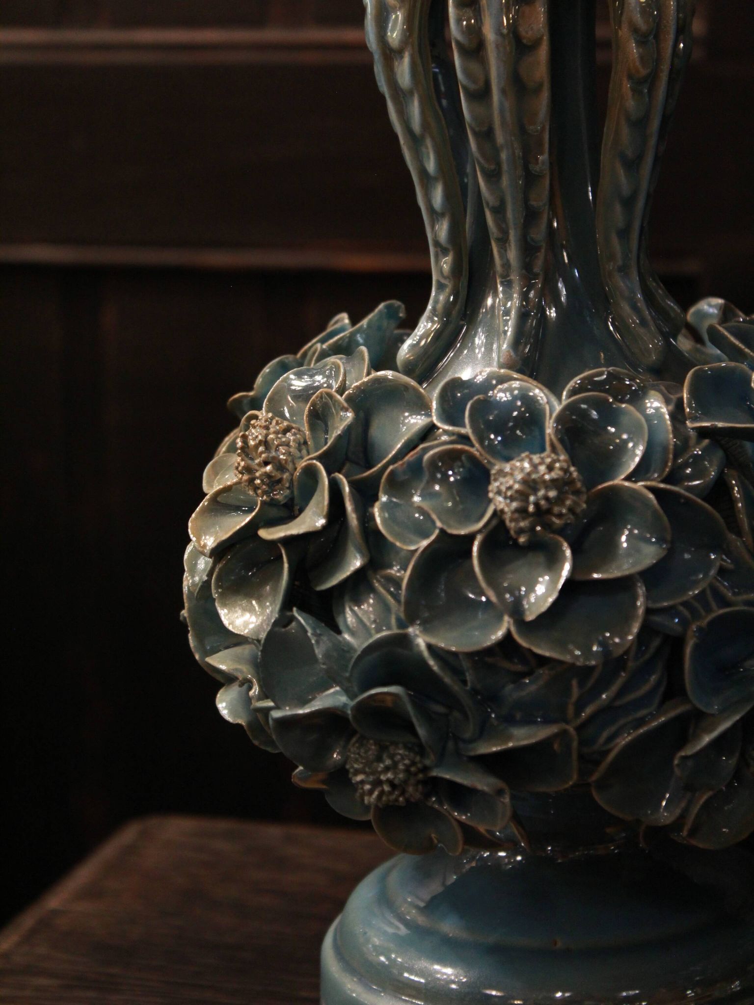 Une paire de lampes bleu clair iridescentes, avec un design de buisson floral.