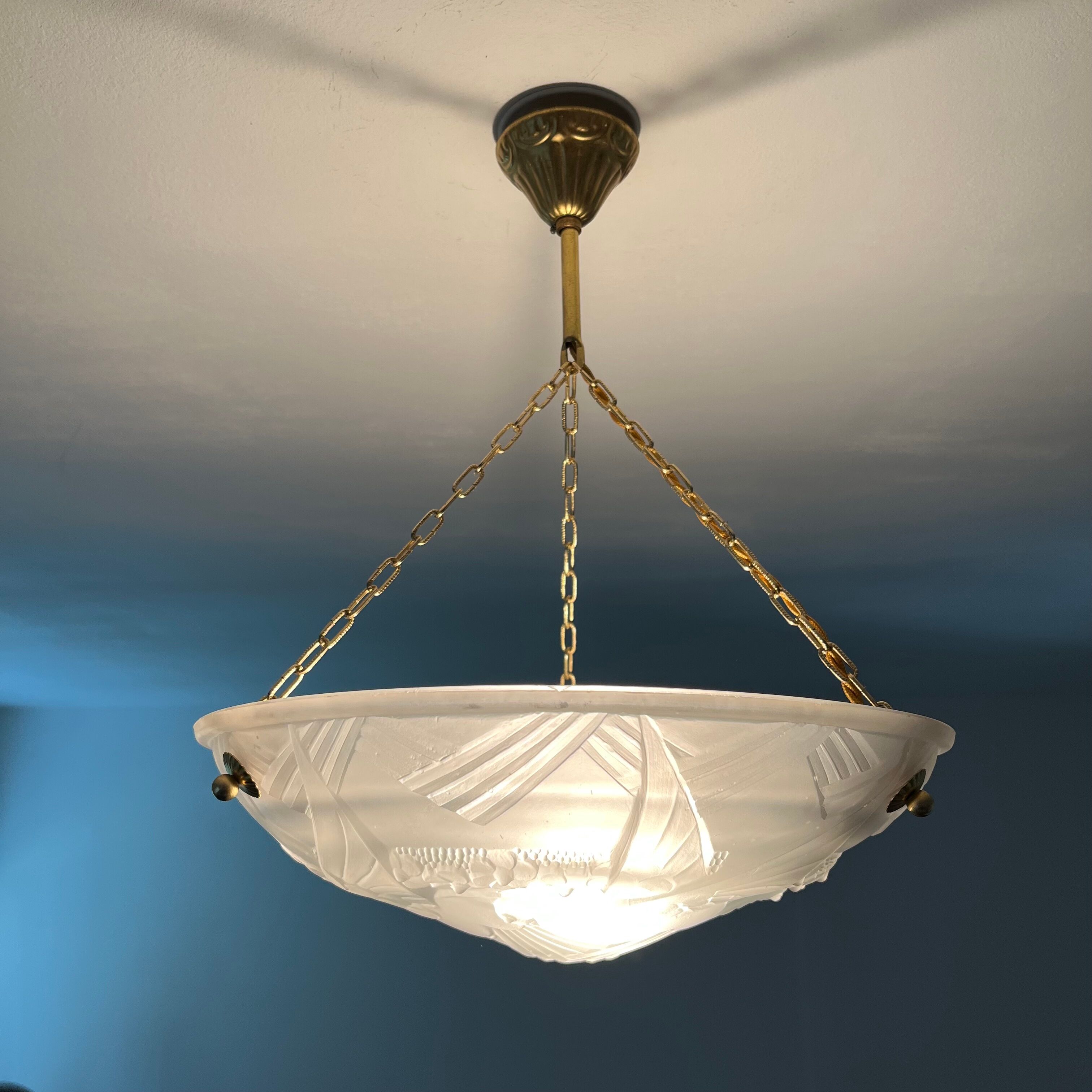 Art Deco washbasin in pressed glass Parakeet décor