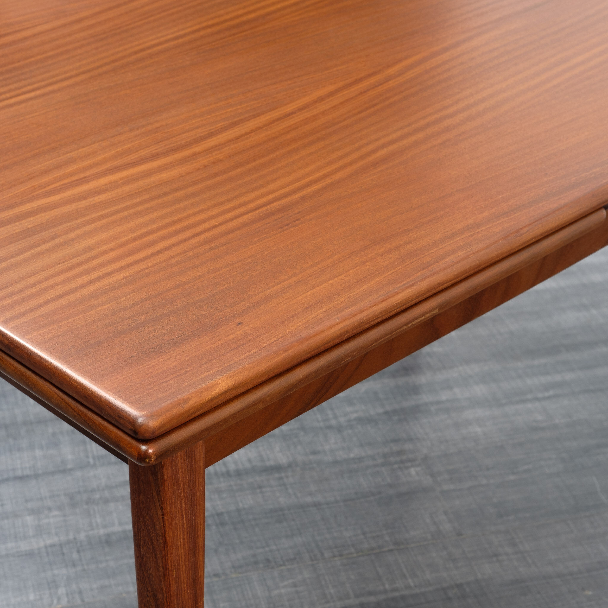 Table à manger des années 1960 teck foncé extensible