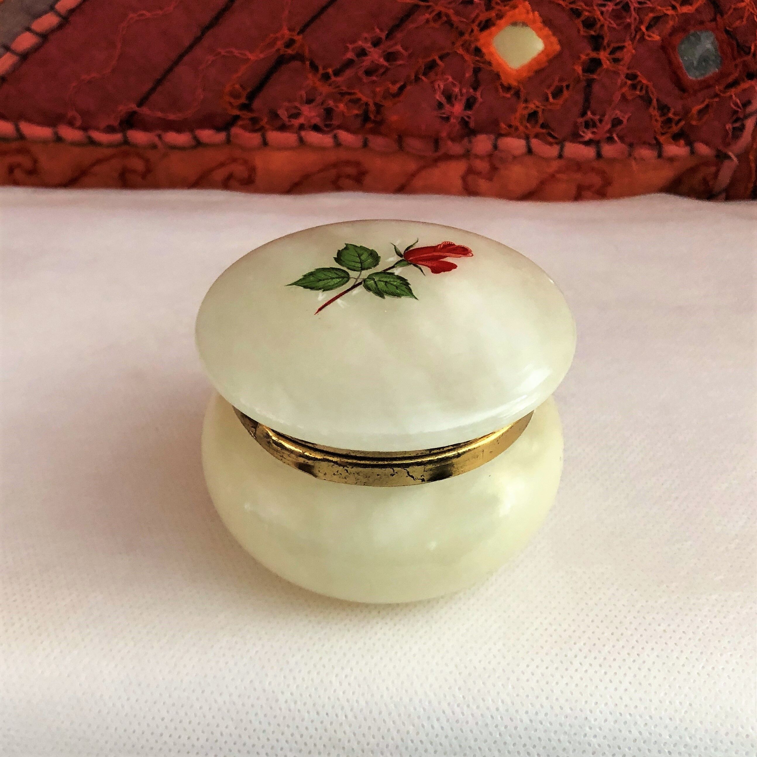 Artisanal alabaster boître white Spain