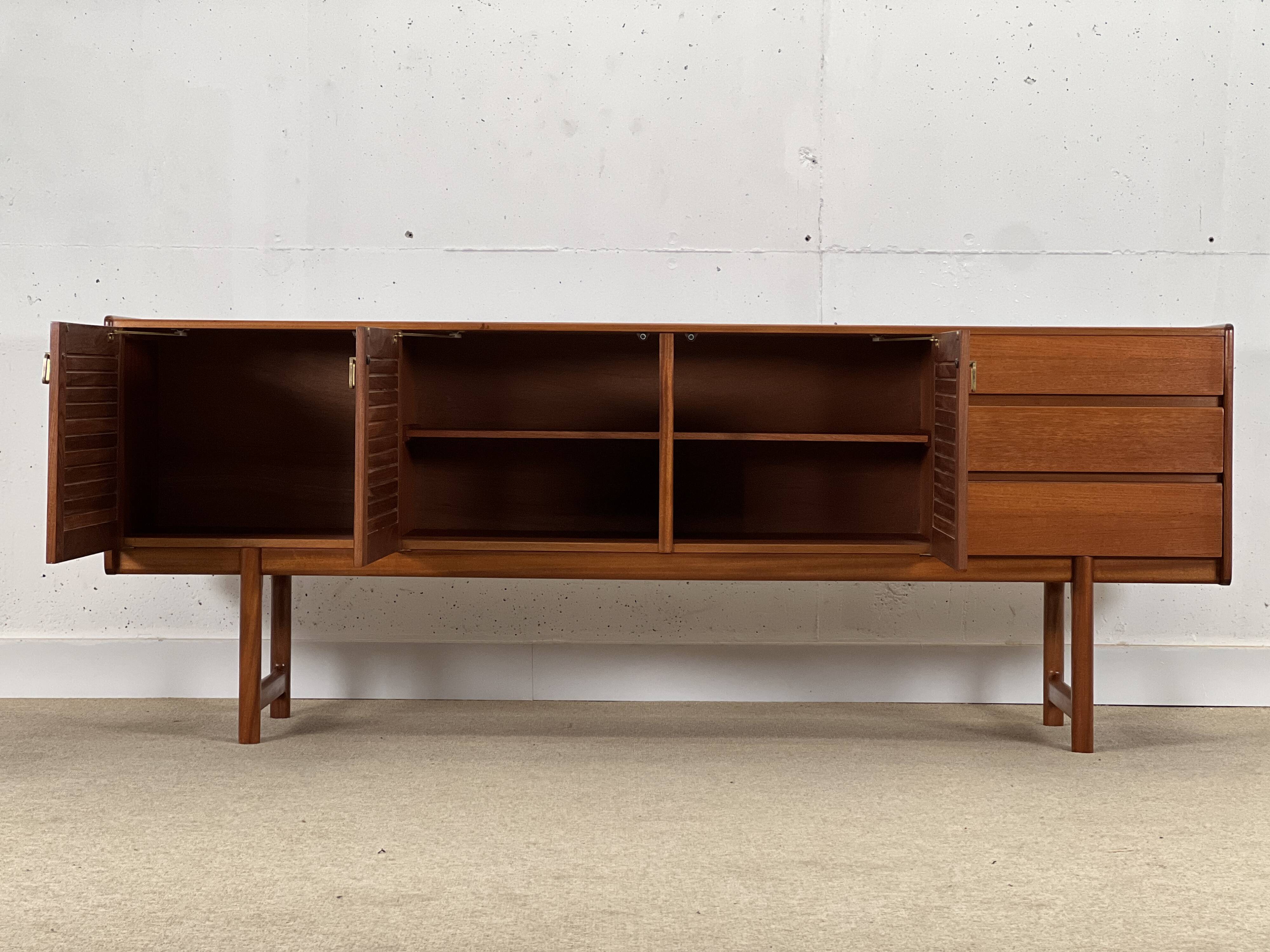 Buffet Mcintosh en noyer.