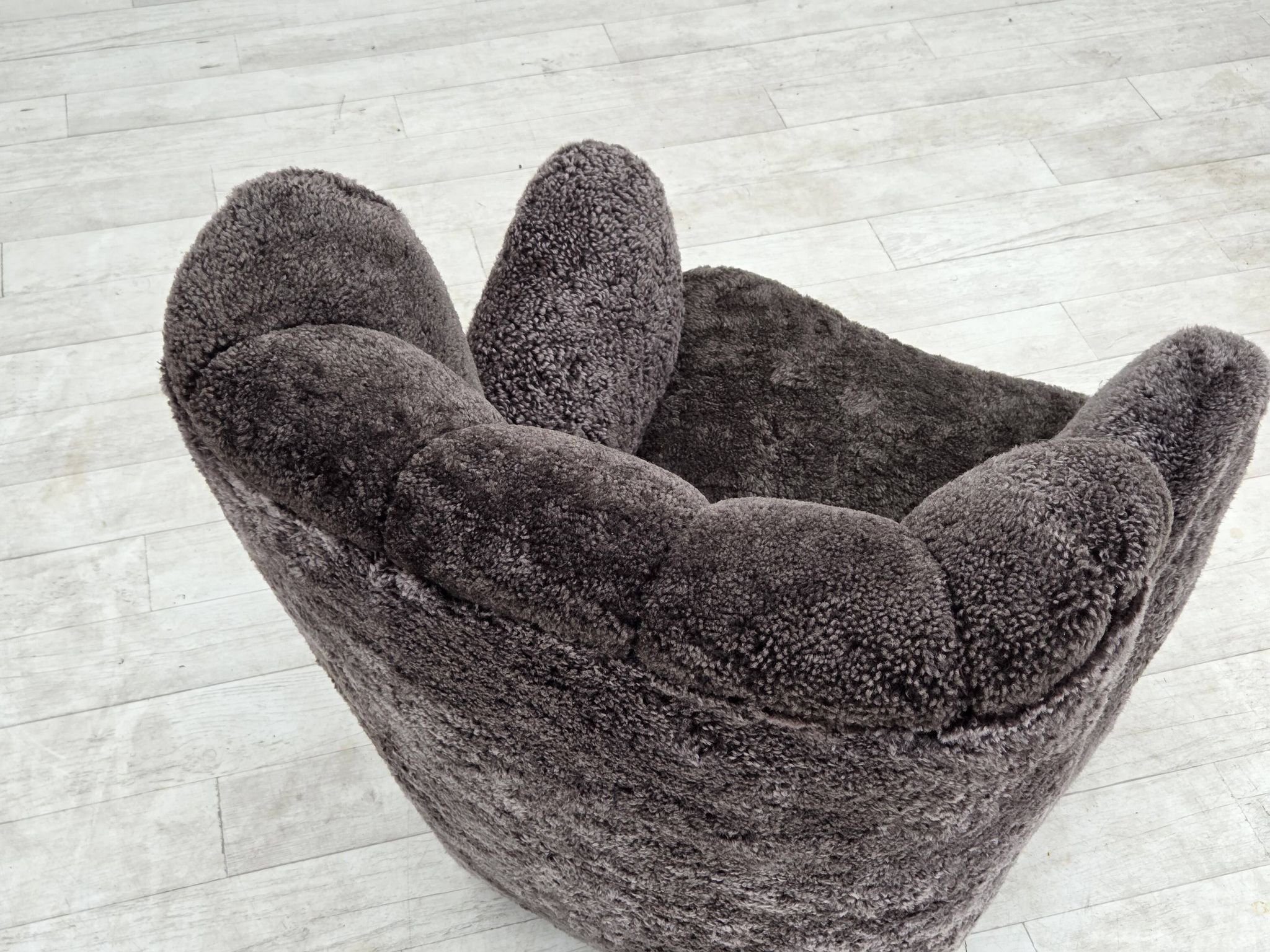 Années 1960, design danois, fauteuil rembourré, véritable peau de mouton.