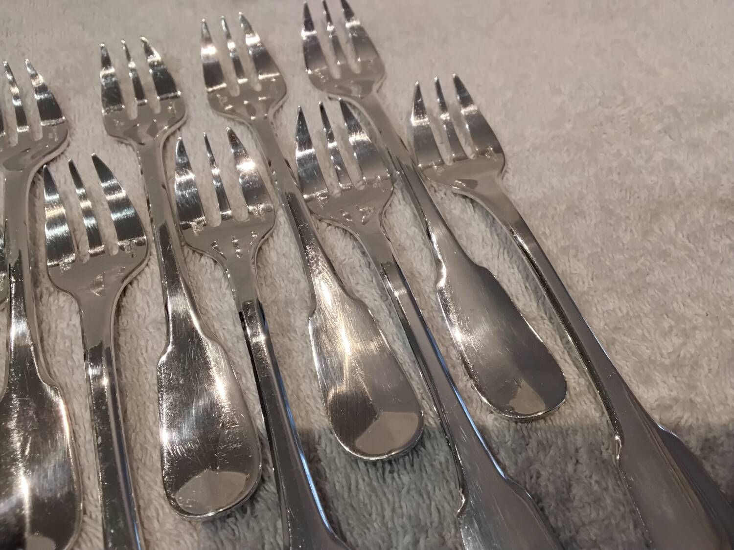 12 silver-plated oyster forks, Christofle Cluny goldsmith, 14.9 cm