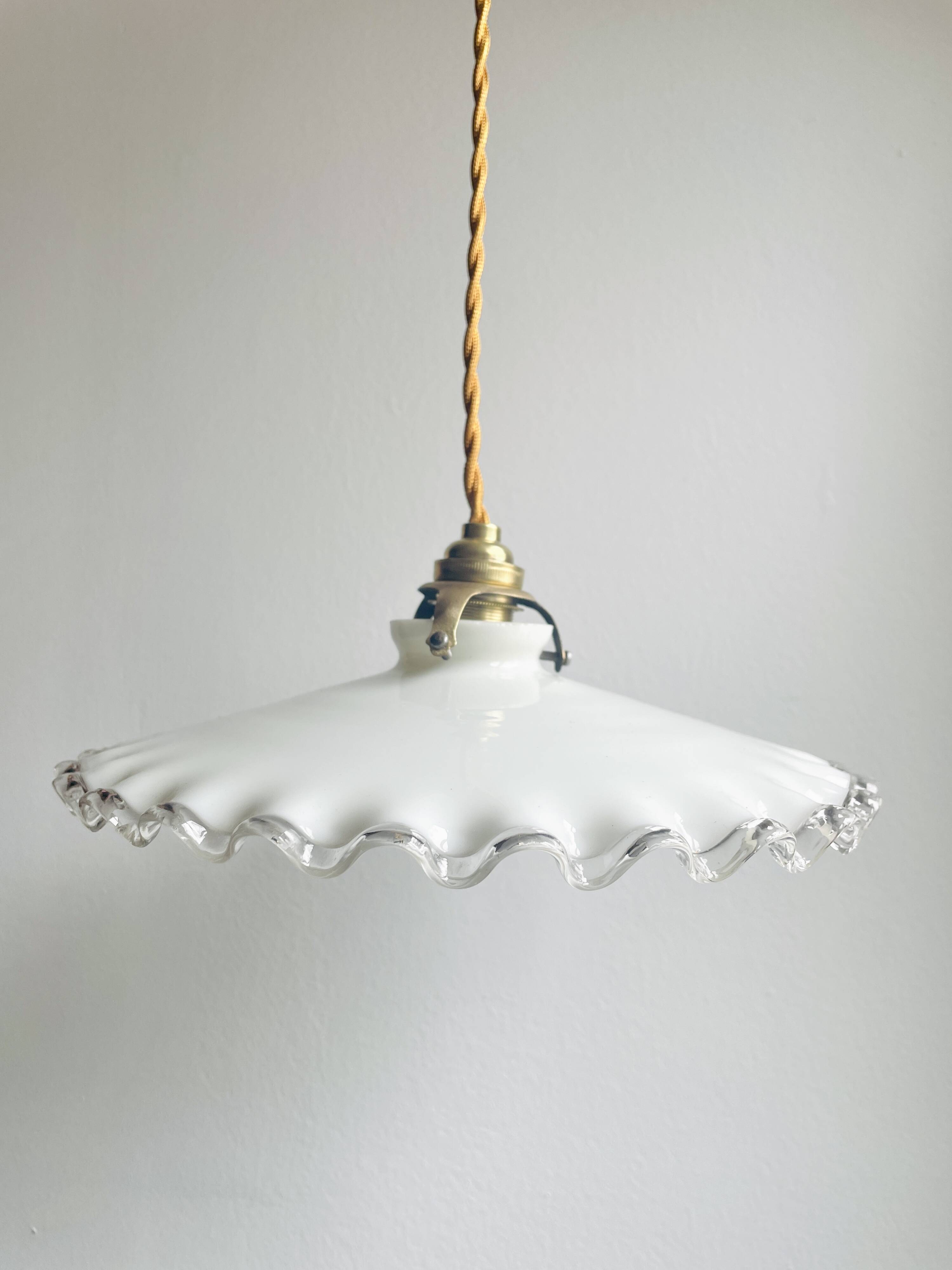 Suspension en opaline blanche avec fil doré