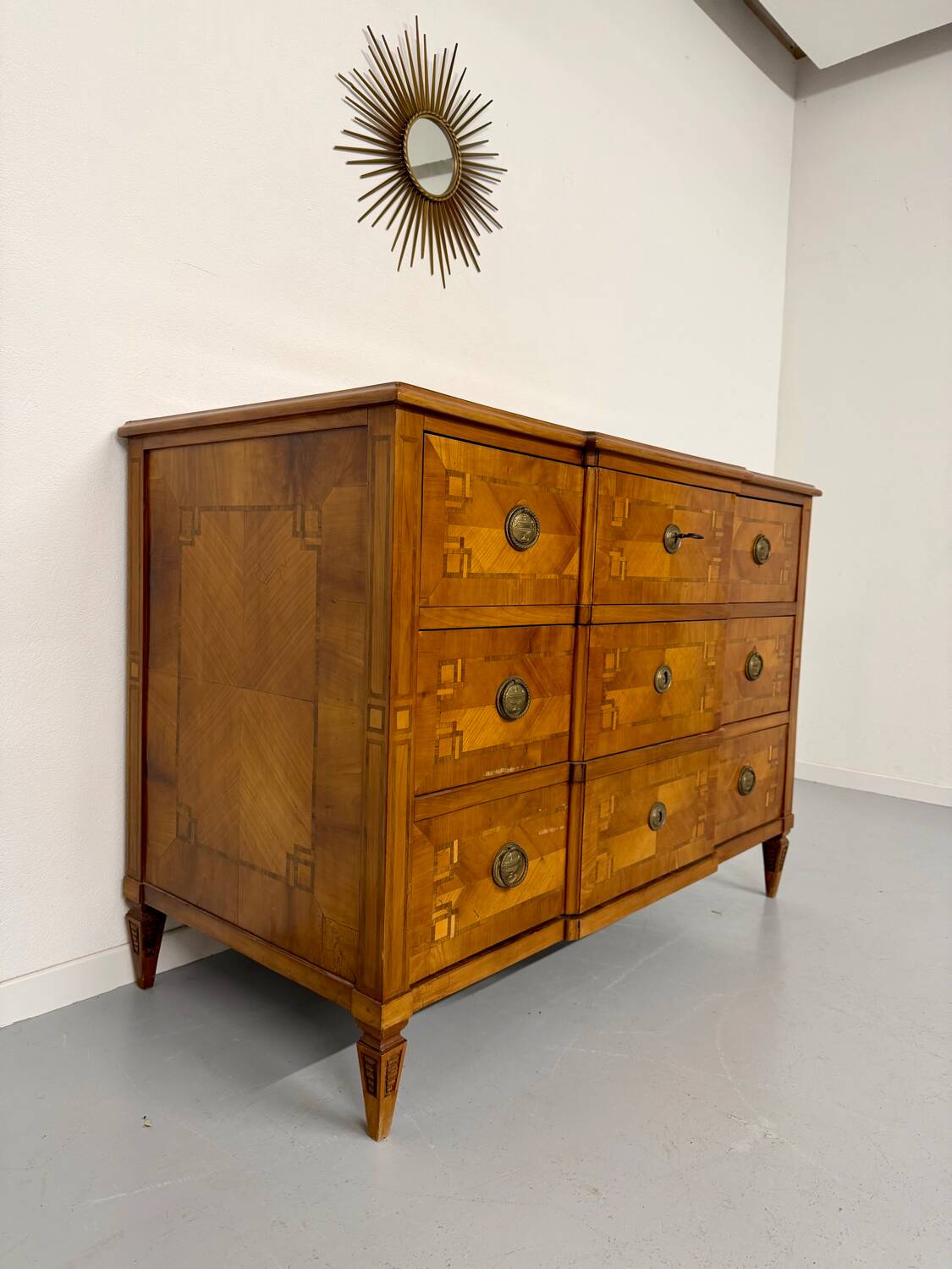 Antique marquetry chest of drawers from the transition period at the end of the 18th century, with 3 wooden drawers.