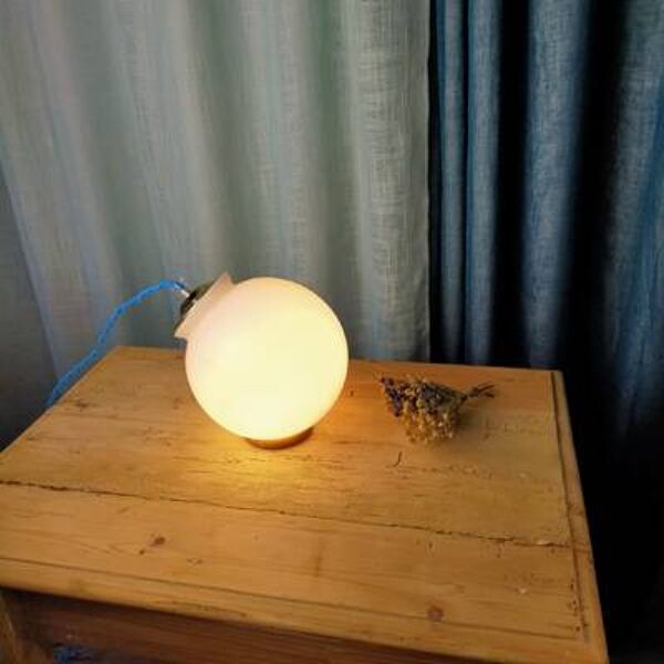 Lampe à poser petit globe blanc