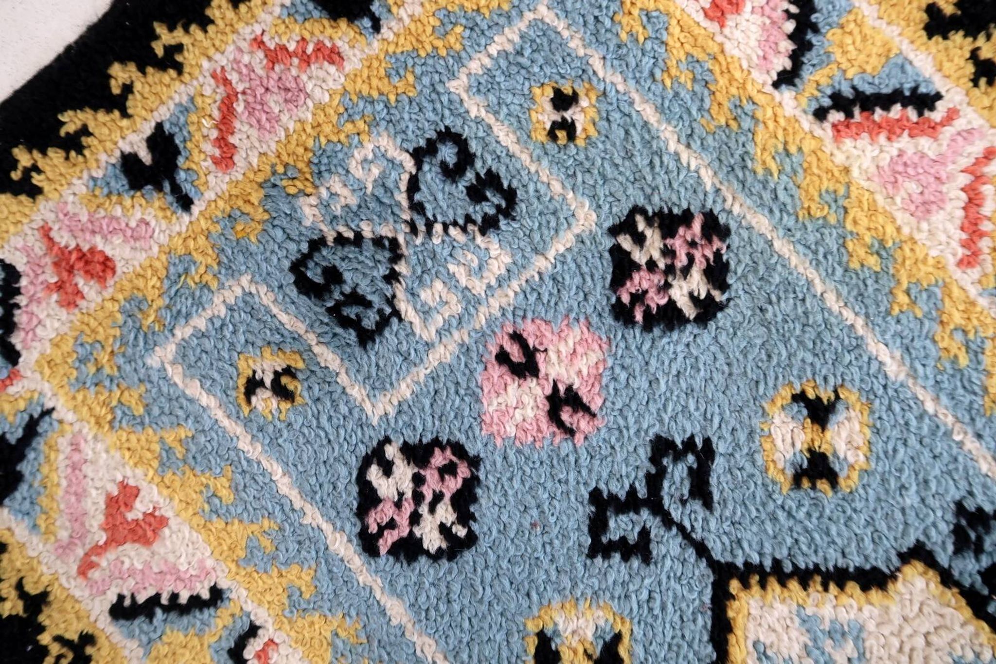 Tapis vintage français Savonnerie fait main en laine – 71 x 128 cm – 1960s