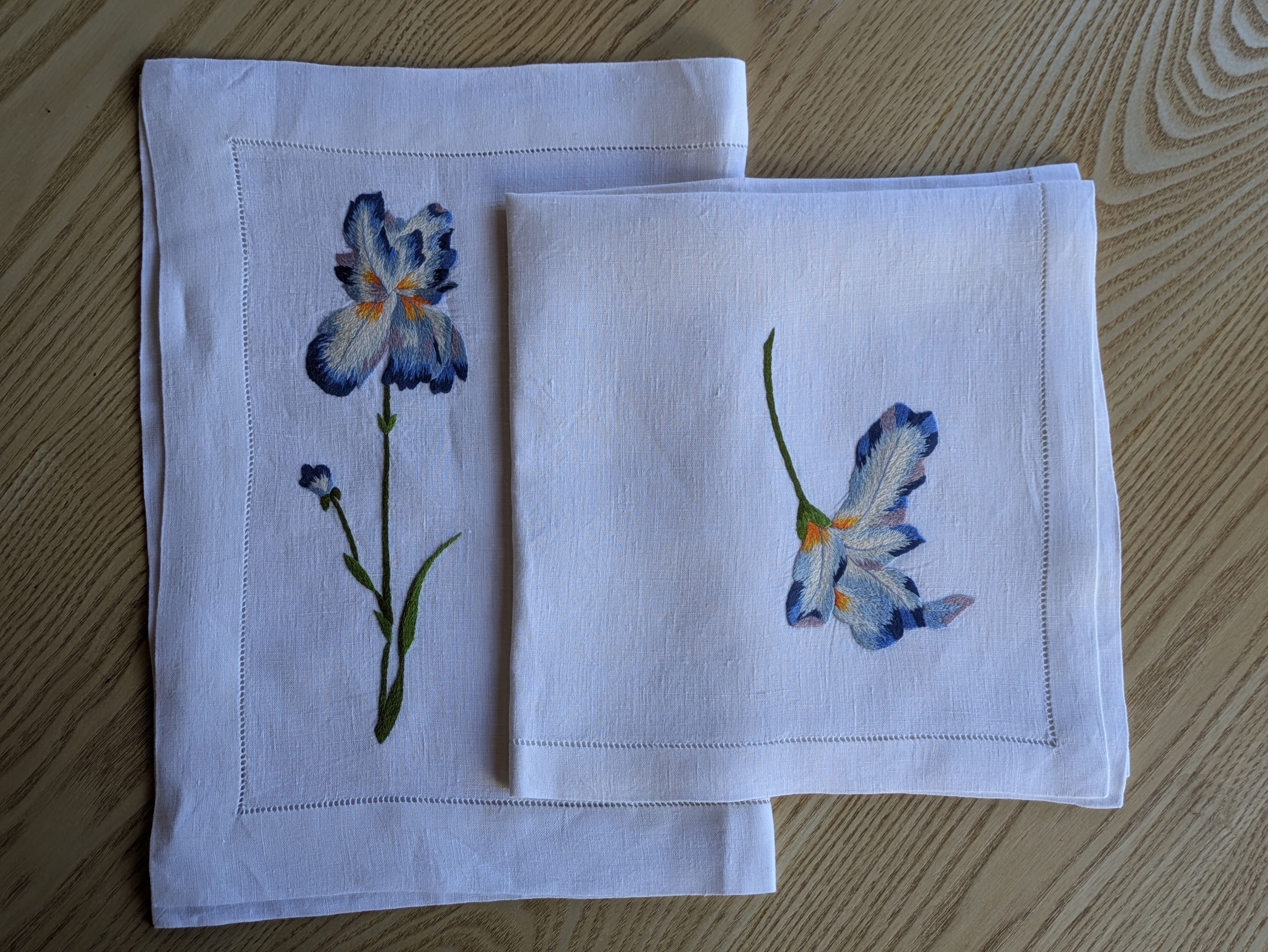 Set et sa serviette assortie motif Iris attribués à D. Porthault
