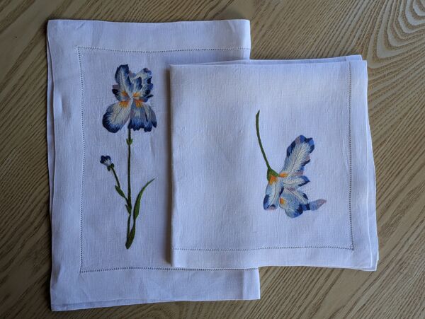 Set et sa serviette assortie motif Iris attribués à D. Porthault