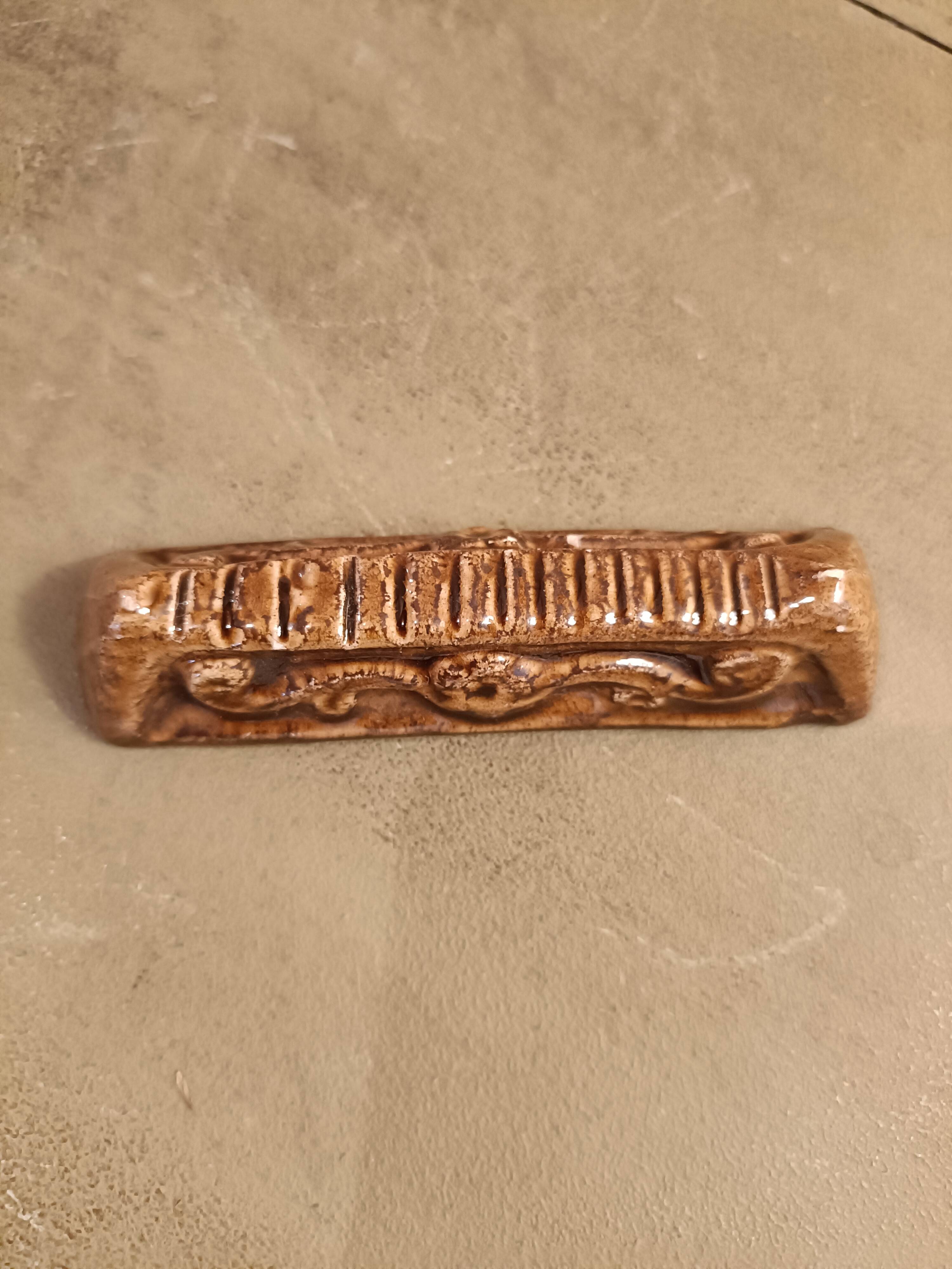 Ceramic slipware knife rest