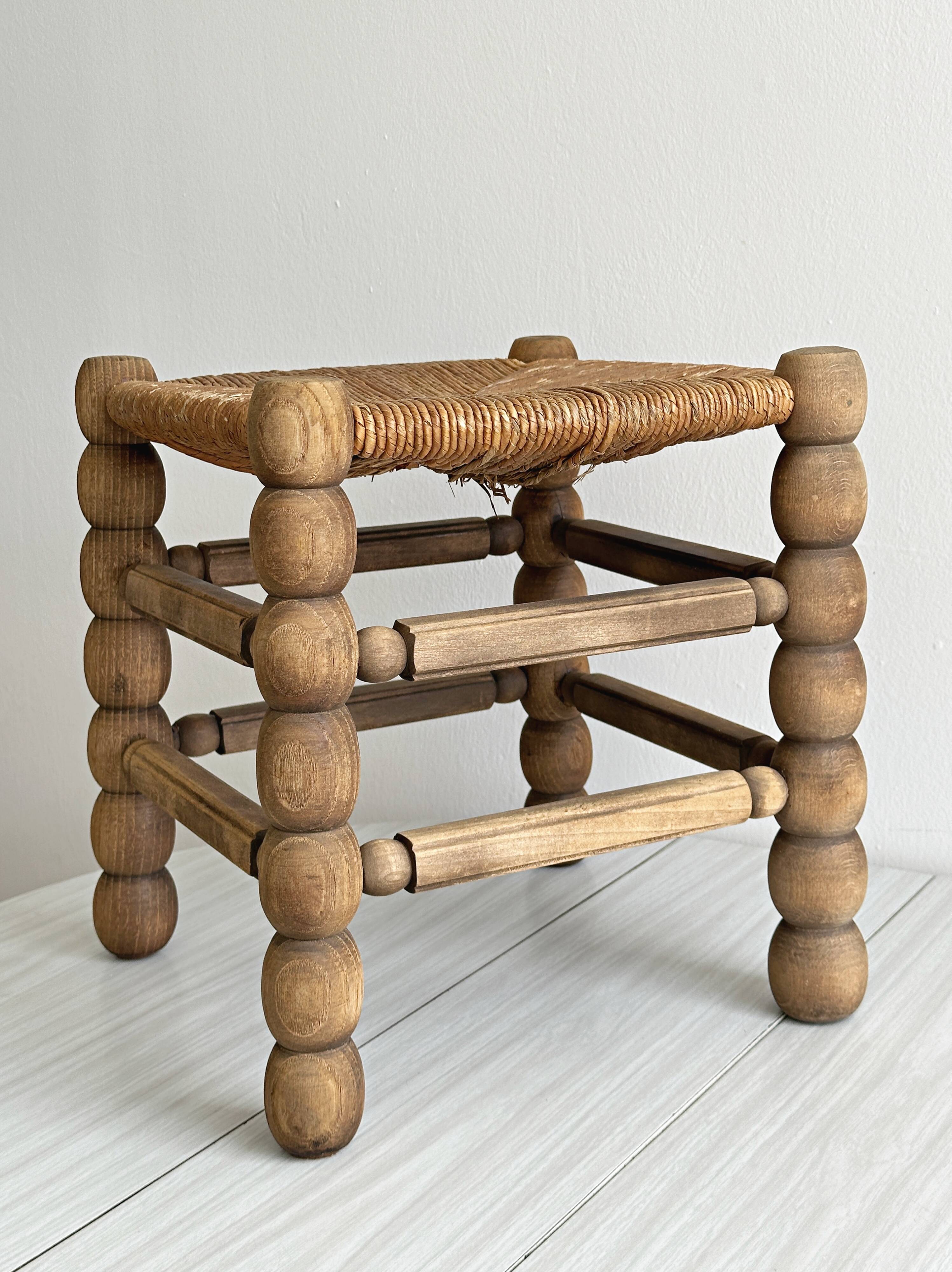 Tabouret ancien en bois et paille tressée