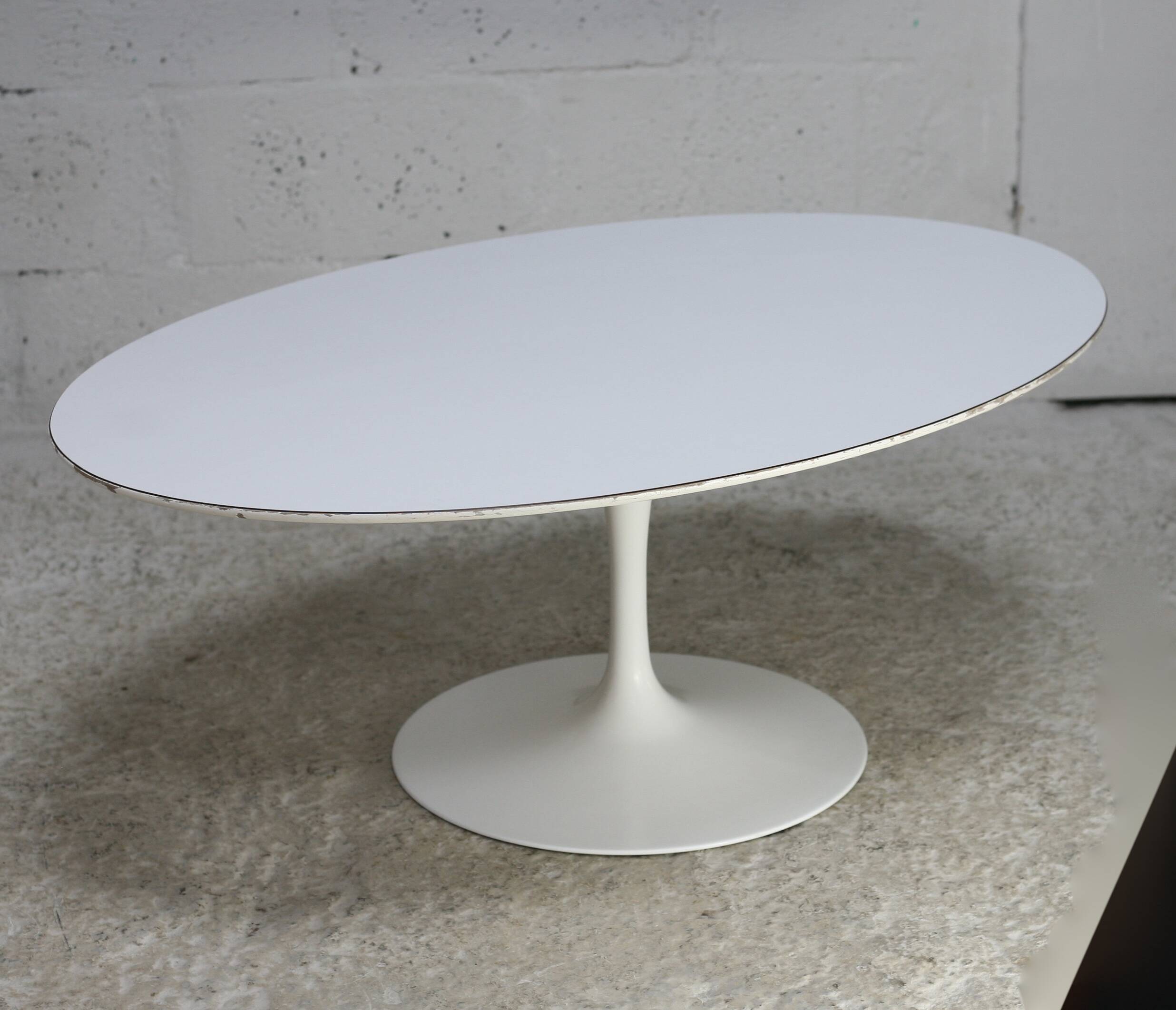 Knoll coffee table, Eero Saarinen, "tulip" model, white melamine wood. Signed, USA, circa 1960