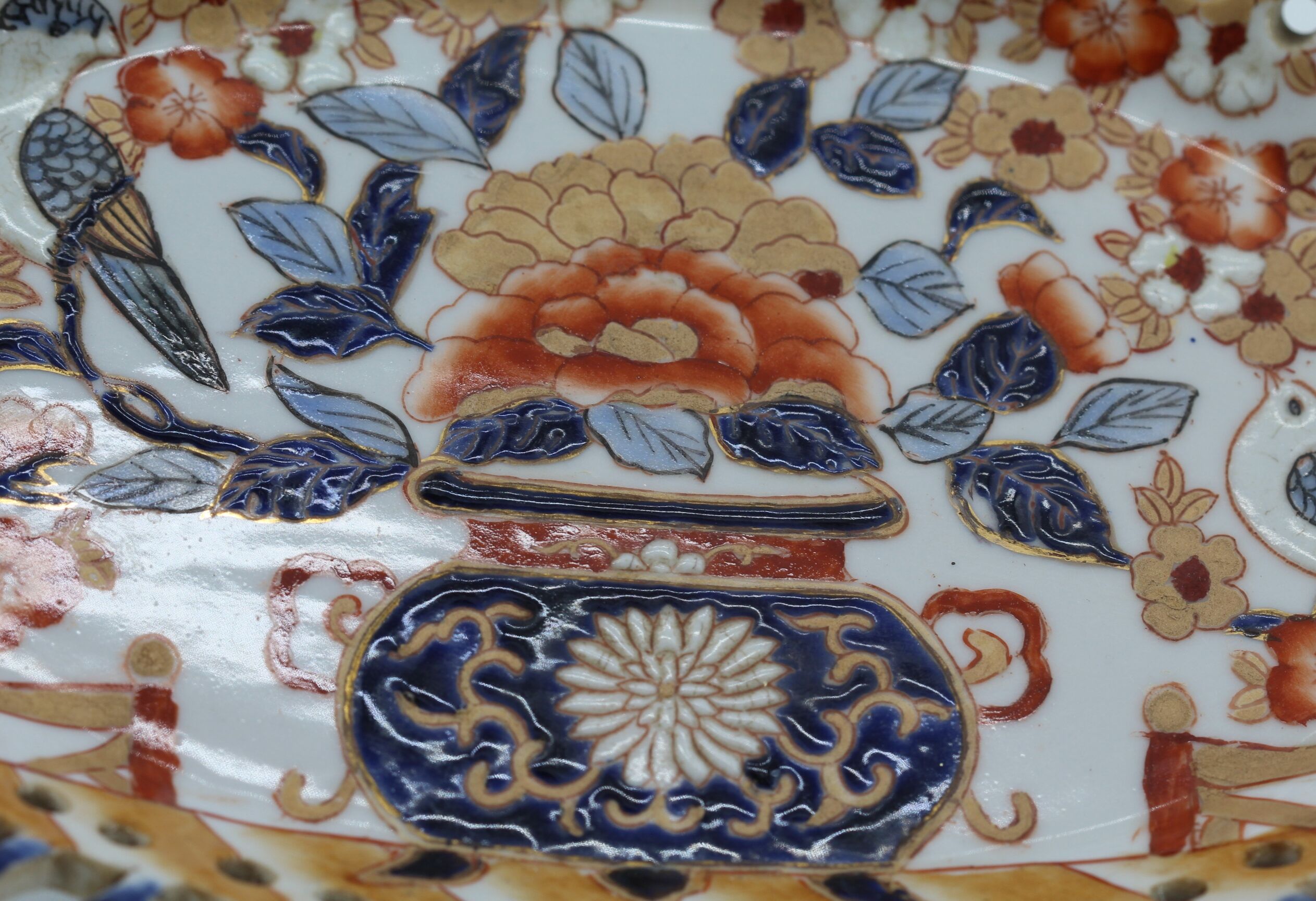 Plat central ajouré en porcelaine chinoise Adèle carey