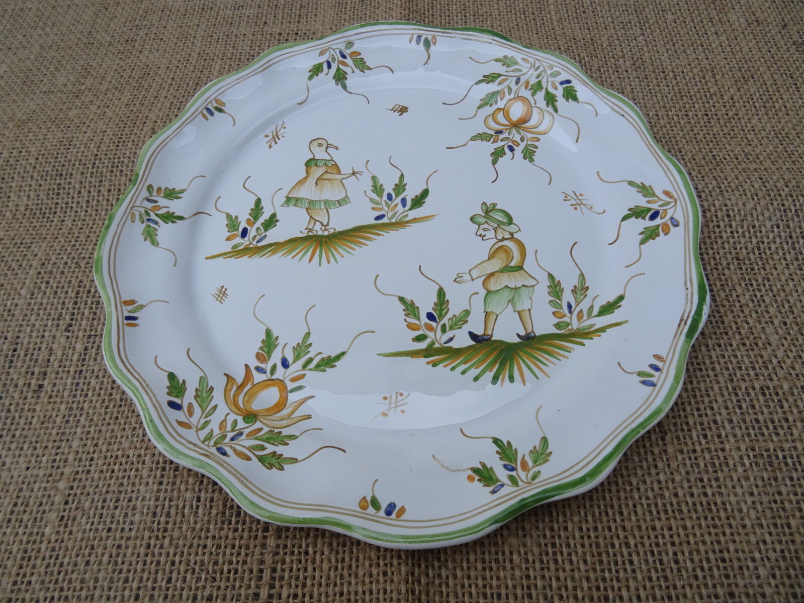 Assiette à décor de grotesque