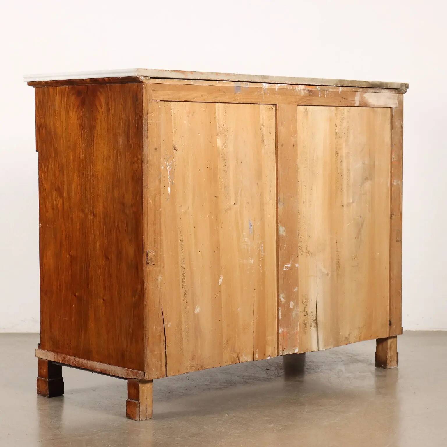 Antique buffet in Eastern European walnut, 19th century.
