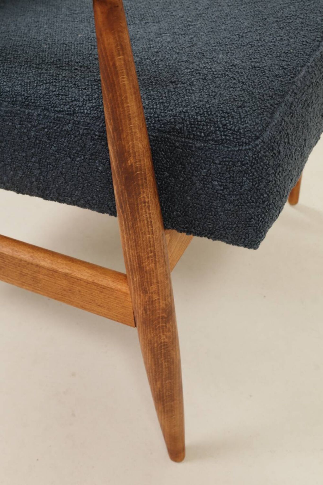 Fauteuil scandinave en bouclé bleu marine conçu par H. Lis.