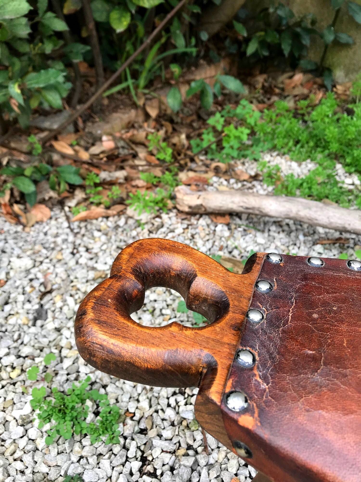 Chaise vintage tripode en bois et cuir années 60