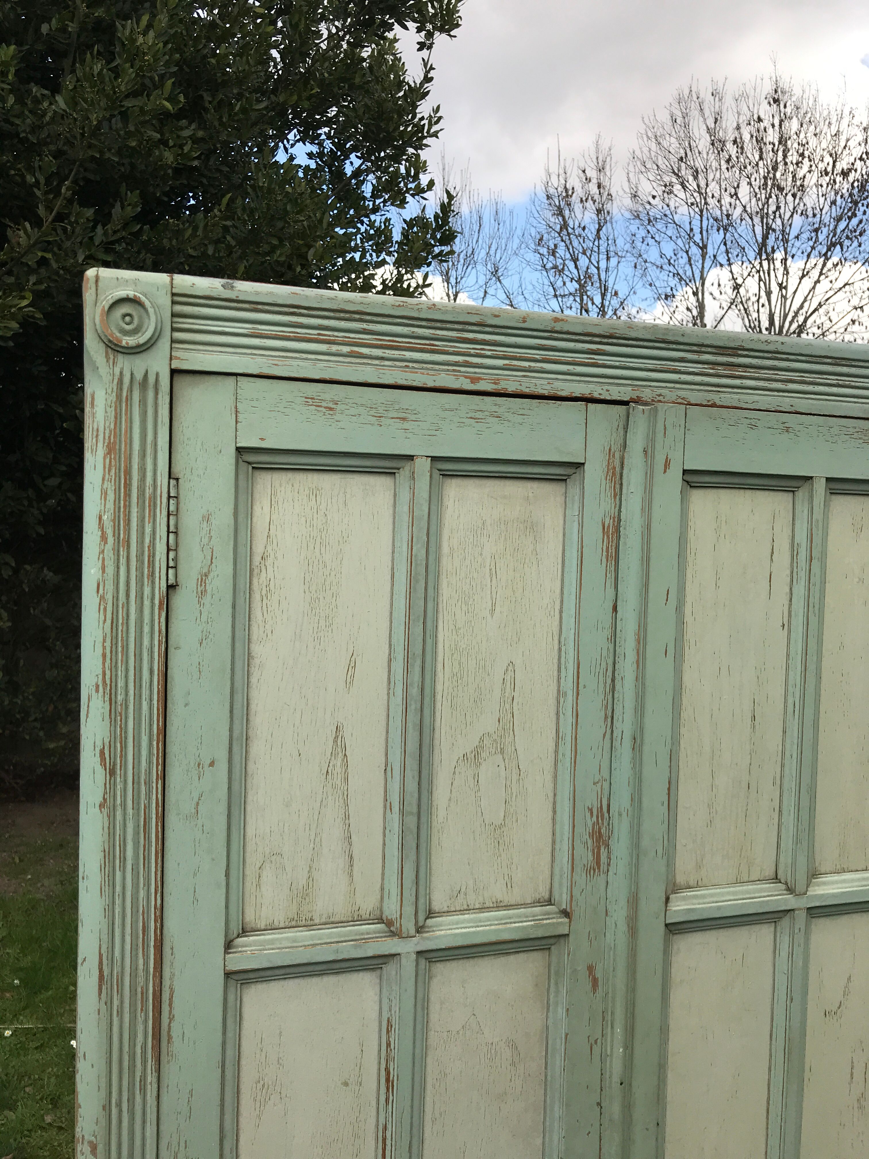 Armoire parisienne verte à panneaux vintage 1940/1950