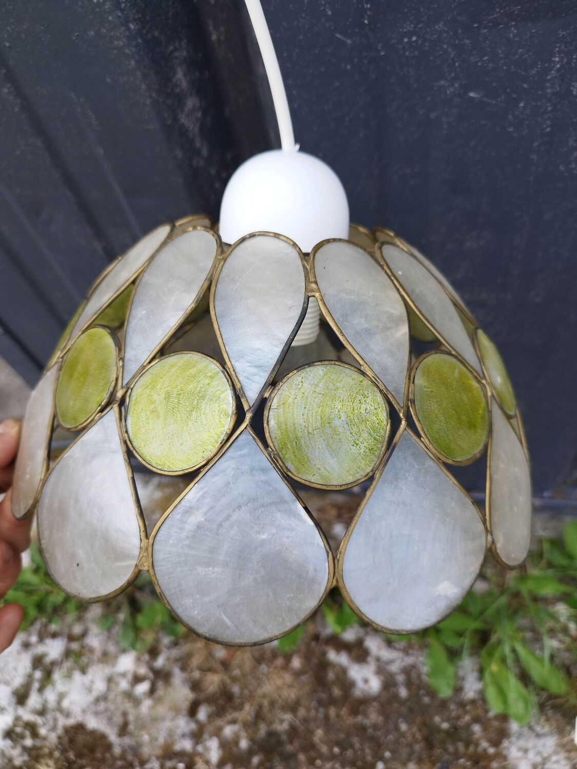 Mother-of-pearl lampshade suspension
