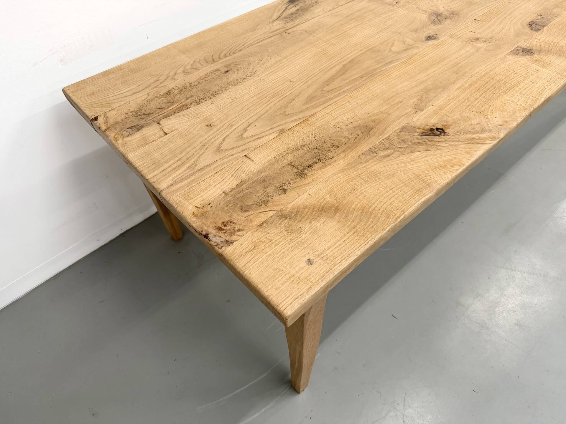 Grande table de salle à manger en chêne massif, au format XXL.