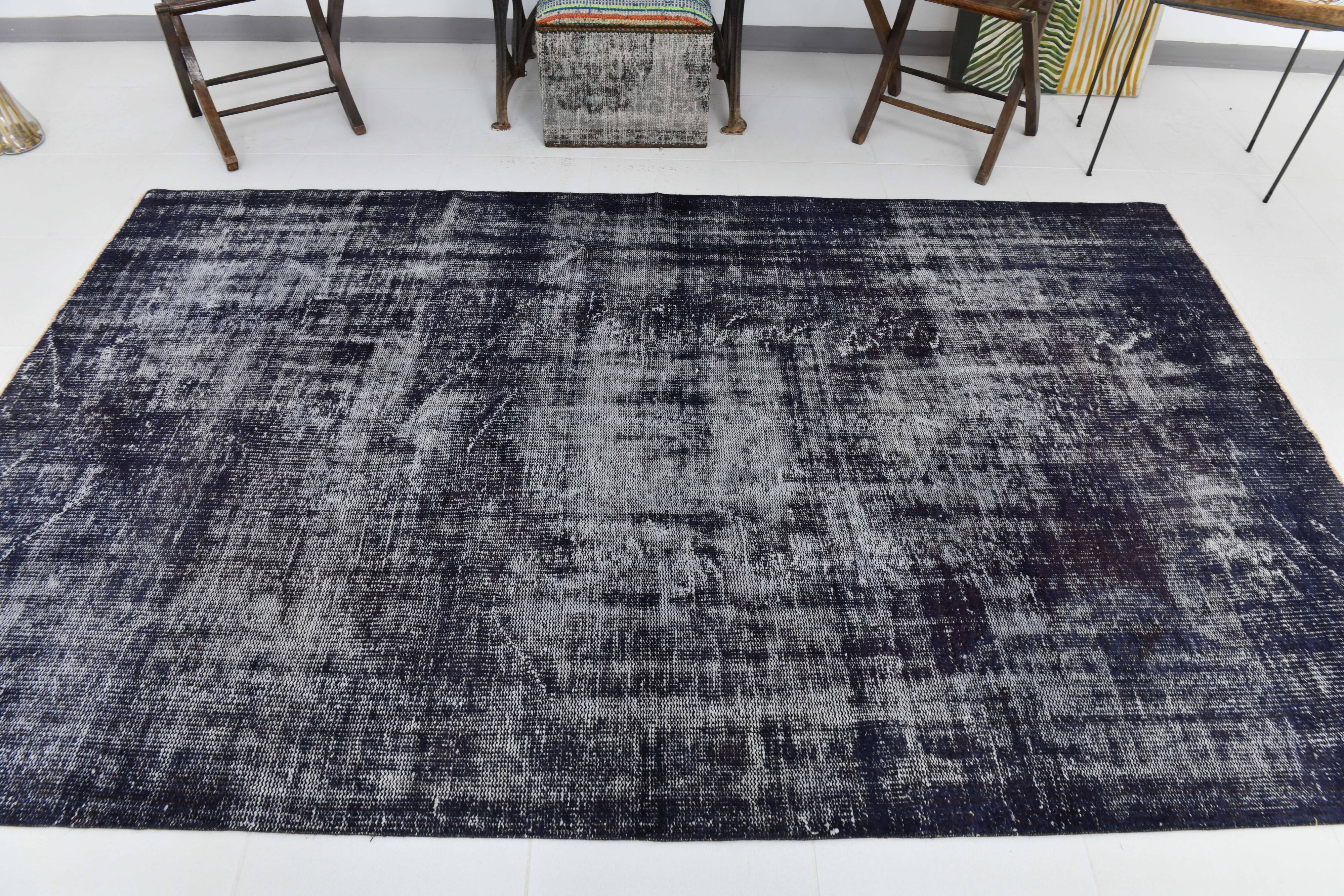 170x275 cm Dark Purpel vintage carpet, distressed dark purpel old carpet.