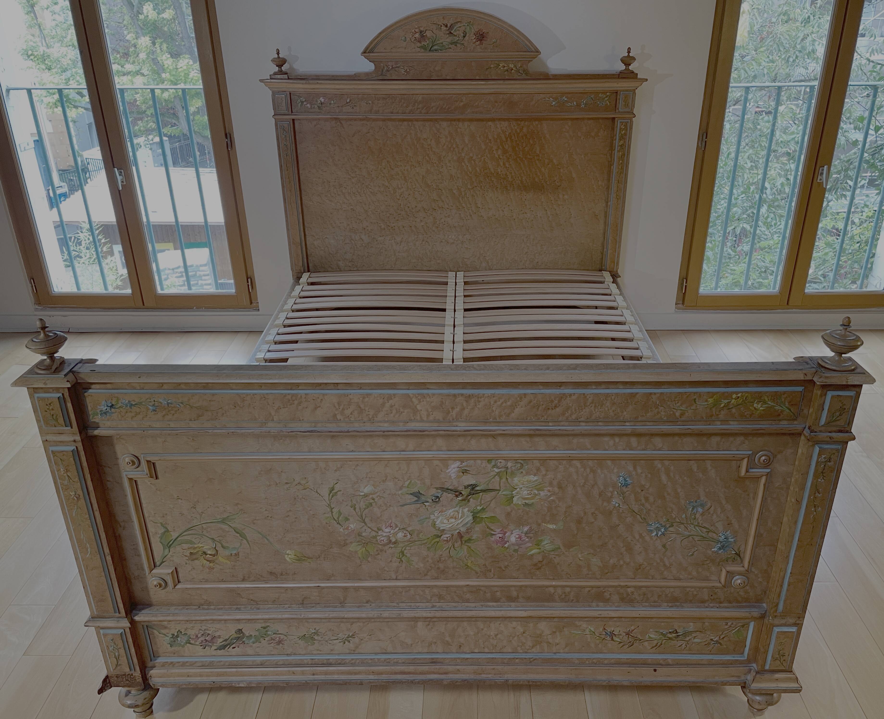 Late 19th century bed – painted maple burl – with base + 135x190 mattress
