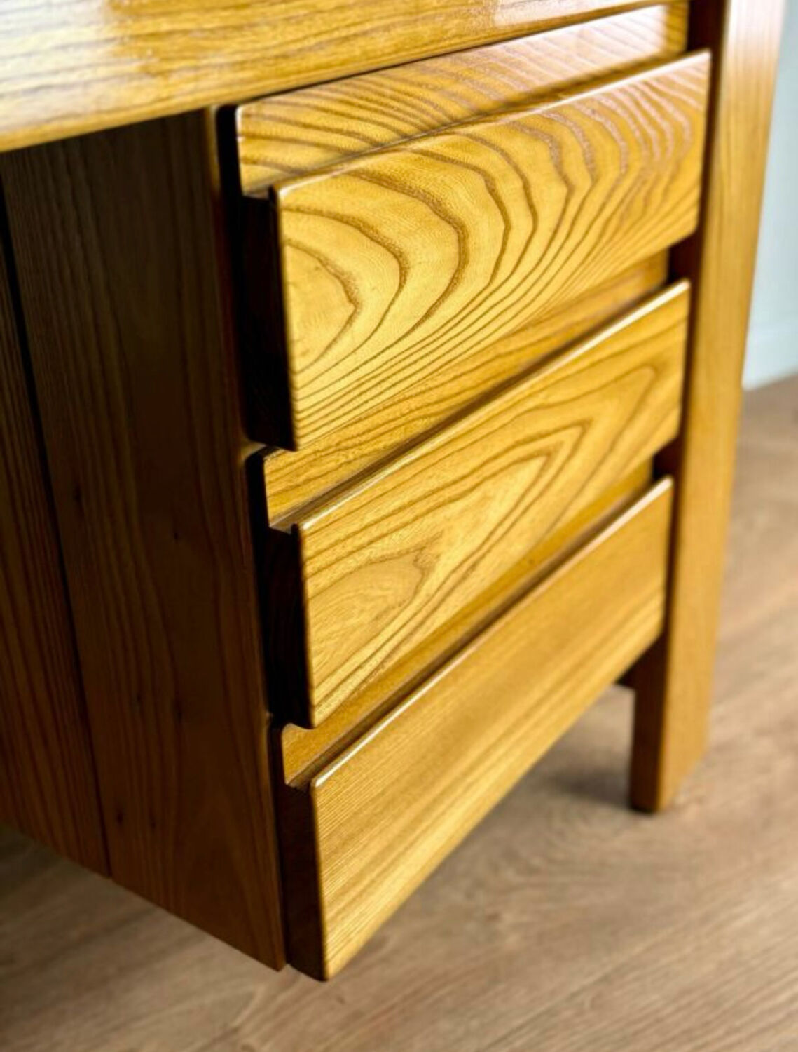 Desk made of solid elm wood