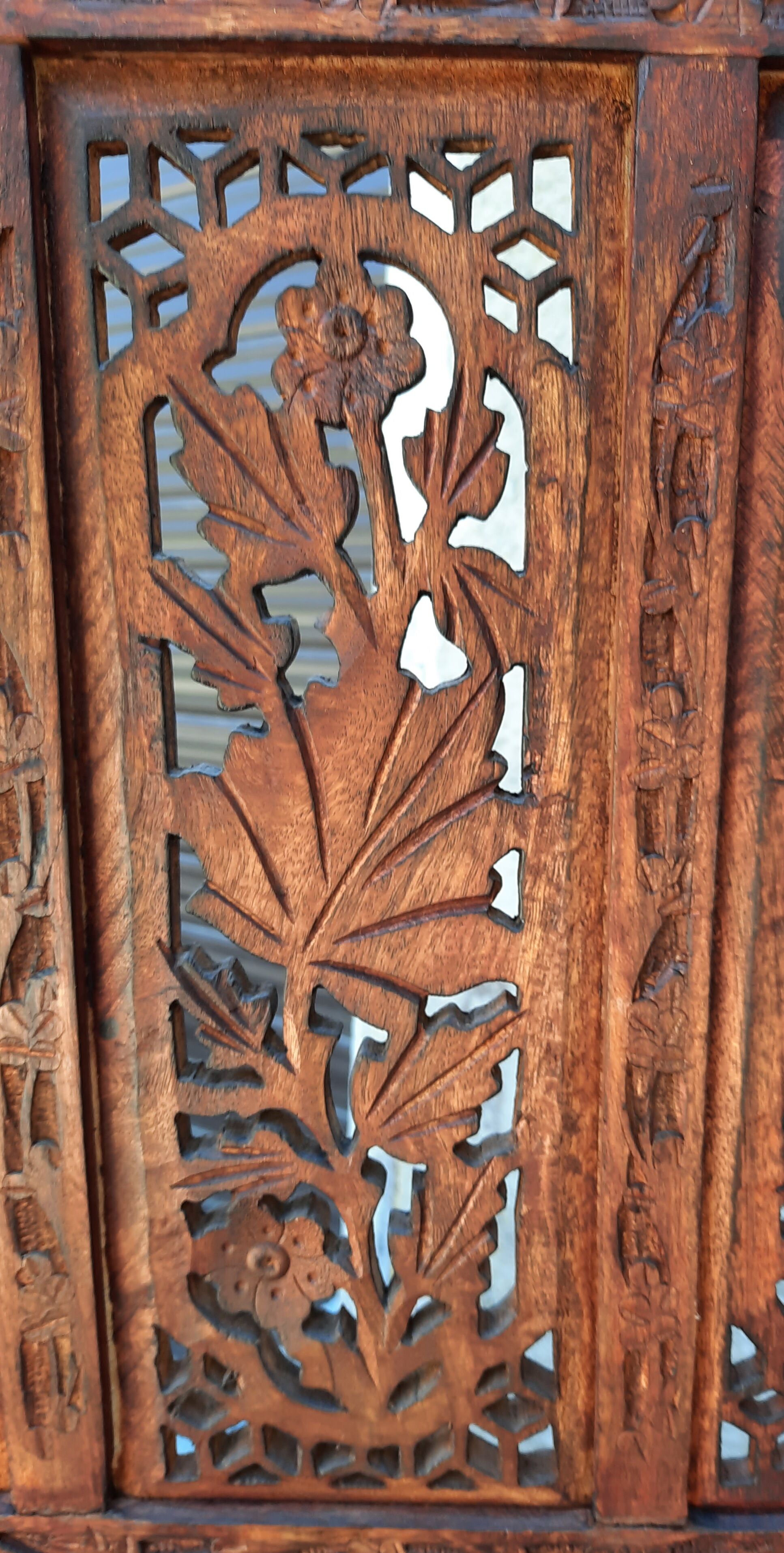 3-leaf screen in cut wood