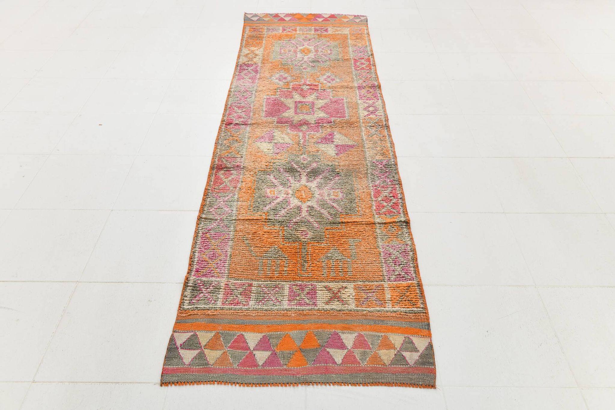 Tapis runner bohème aux motifs naïfs, palette douce et vibrante, 86x309Cm