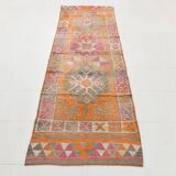 Tapis runner bohème aux motifs naïfs, palette douce et vibrante, 86x309Cm
