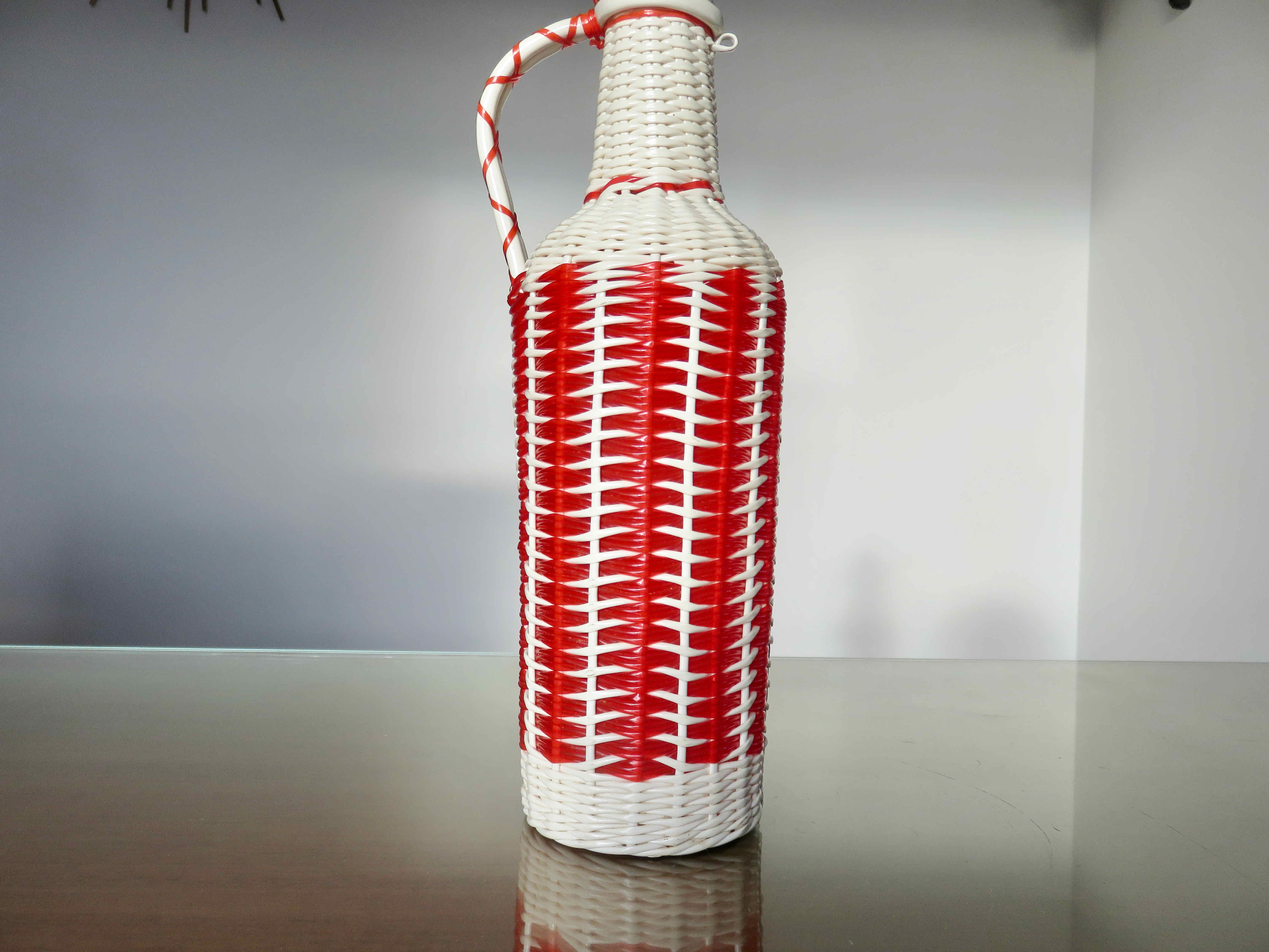 Bottle in red and white scoubidou 50-60s