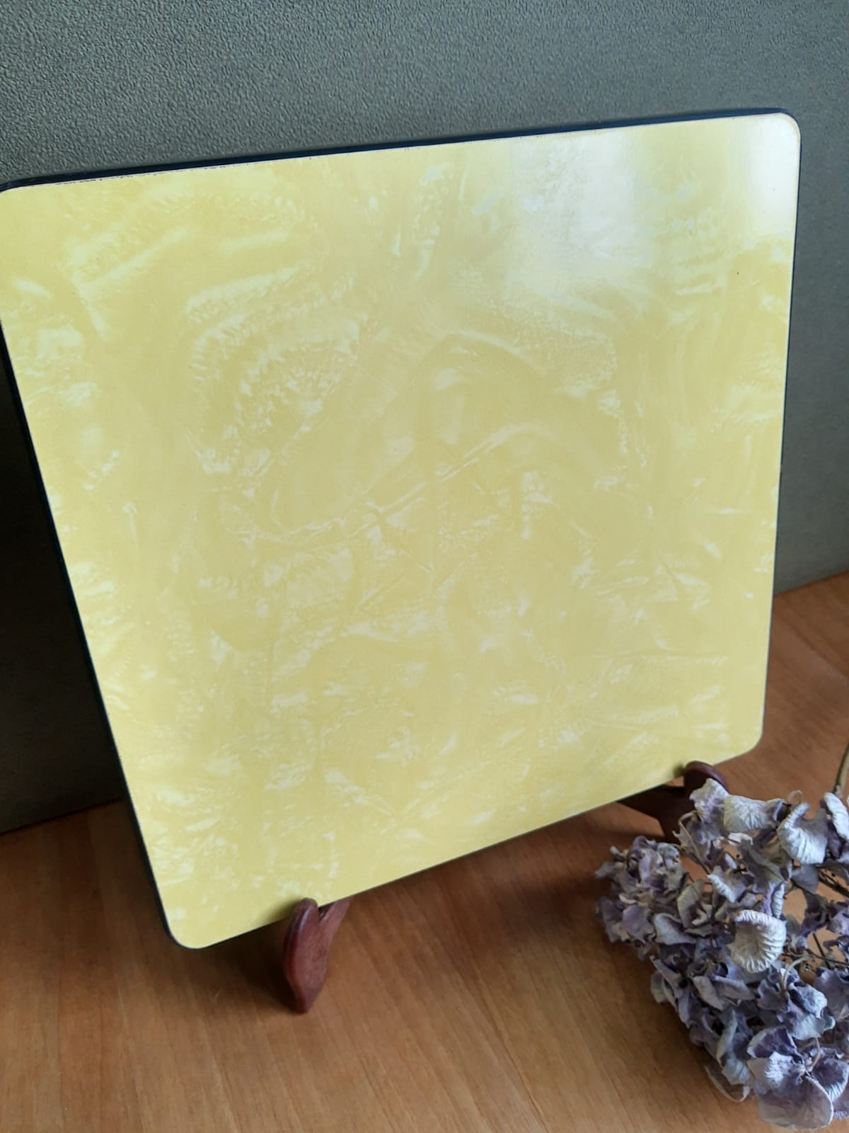 Thick flat underside formica speckled yellow