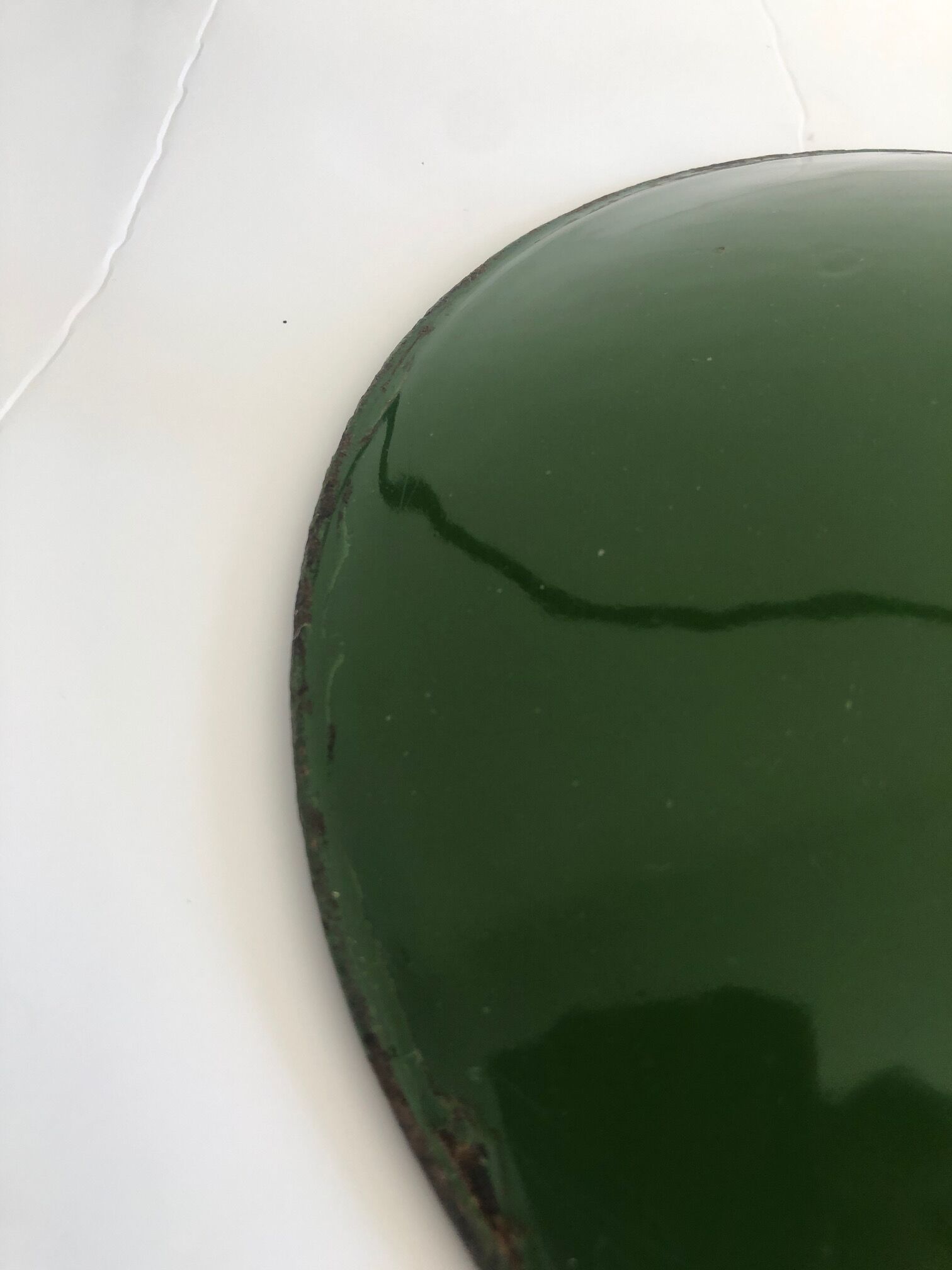 Enamelled green bowl suspension