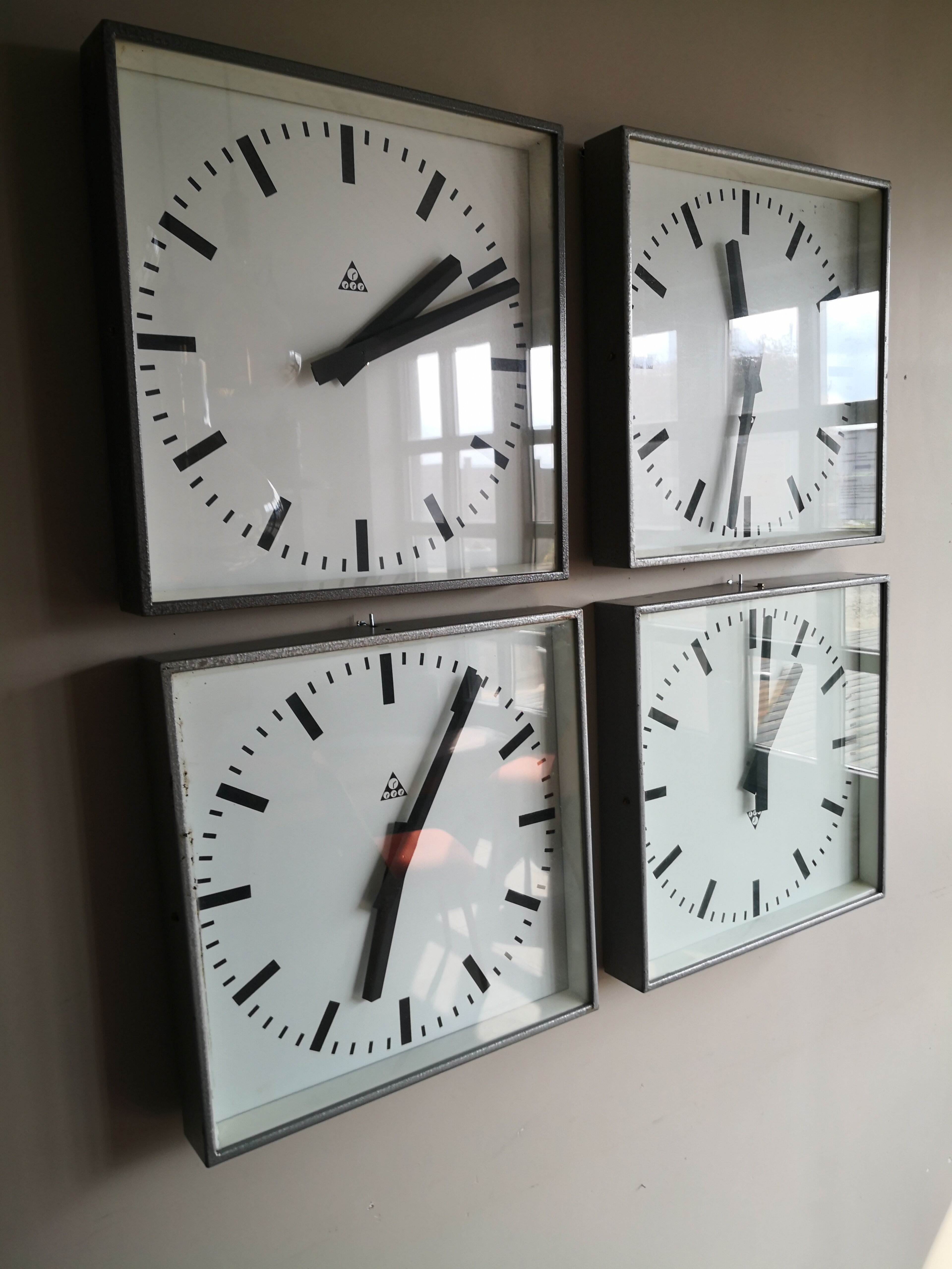Industrial wall clock, Czechoslovakia station Pragotron 60