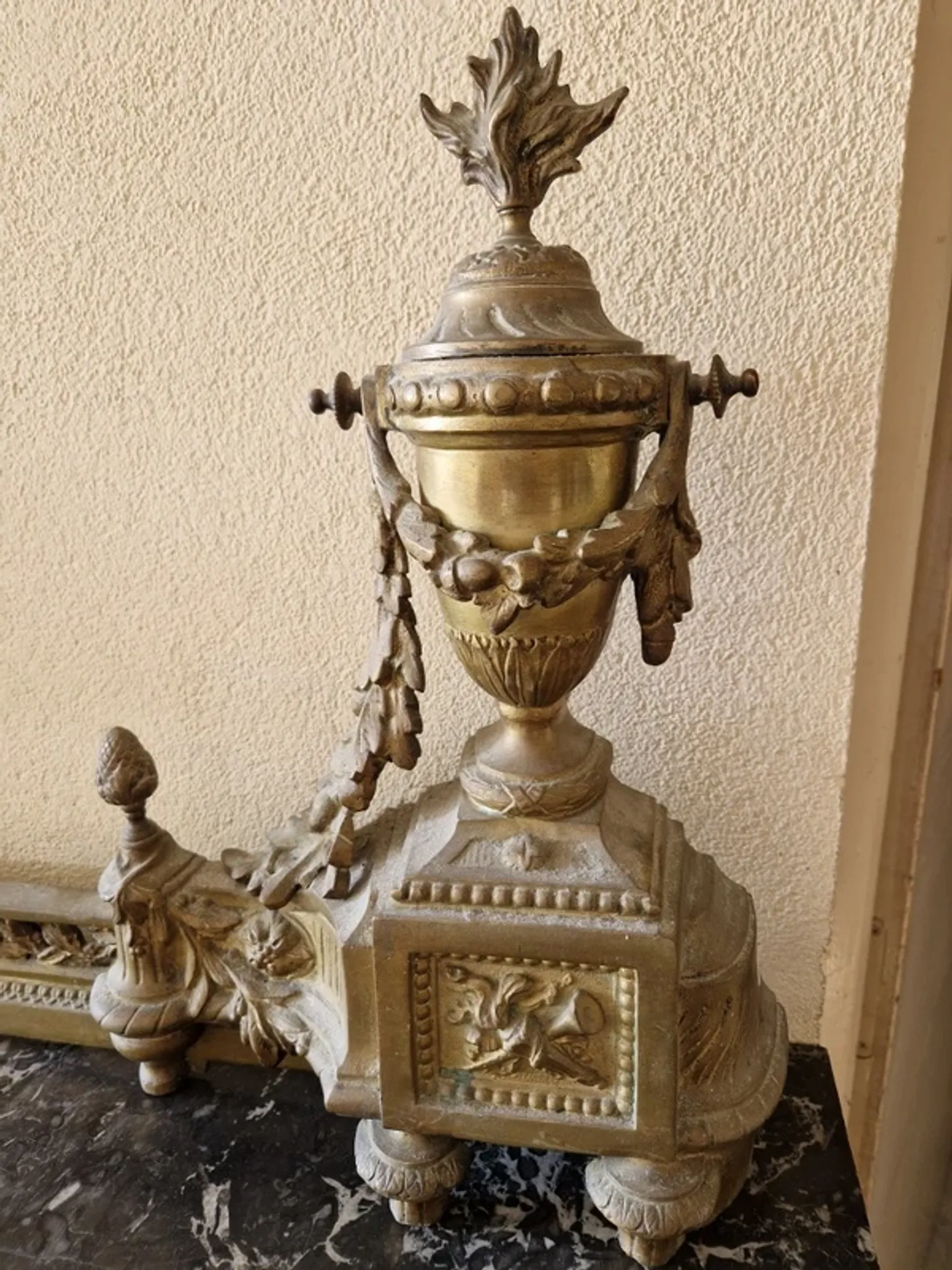 Devant de foyer, barre de cheminée, garde feu en bronze doré Louis XVI