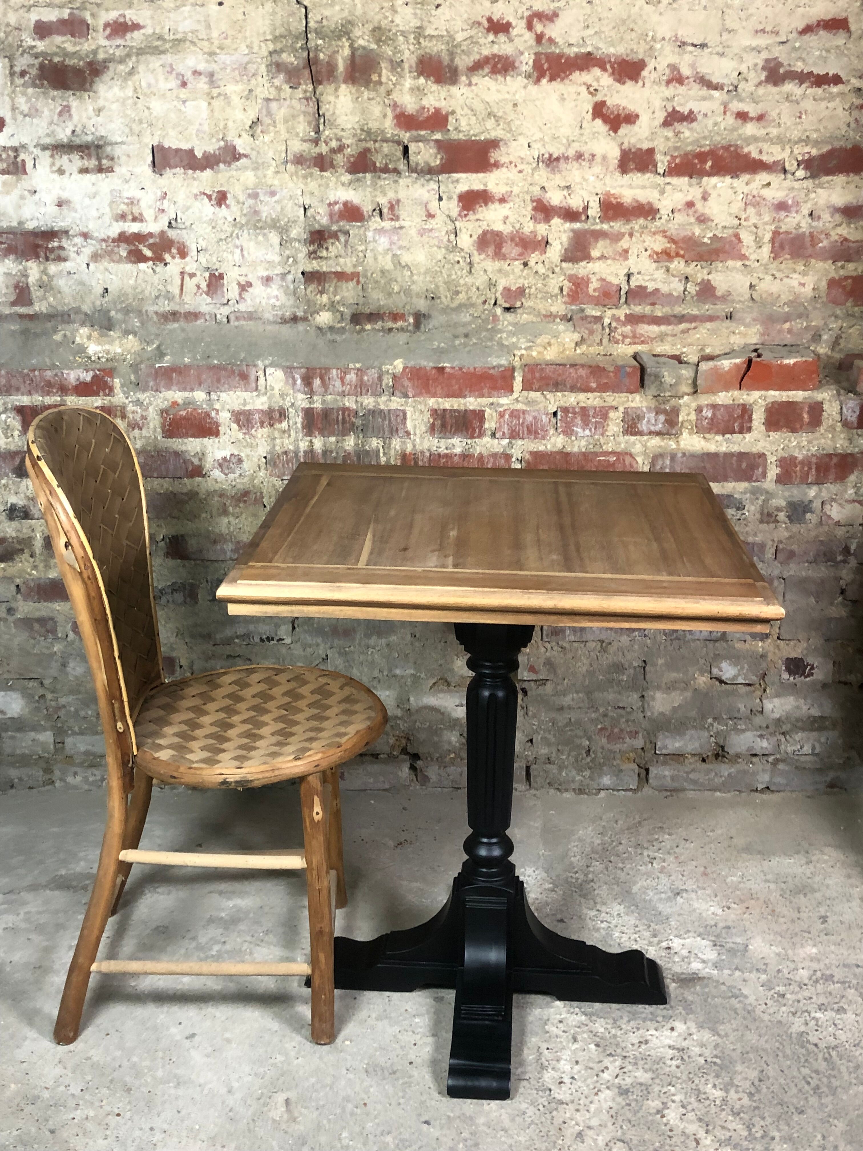 Bistro table in wood black foot and raw top