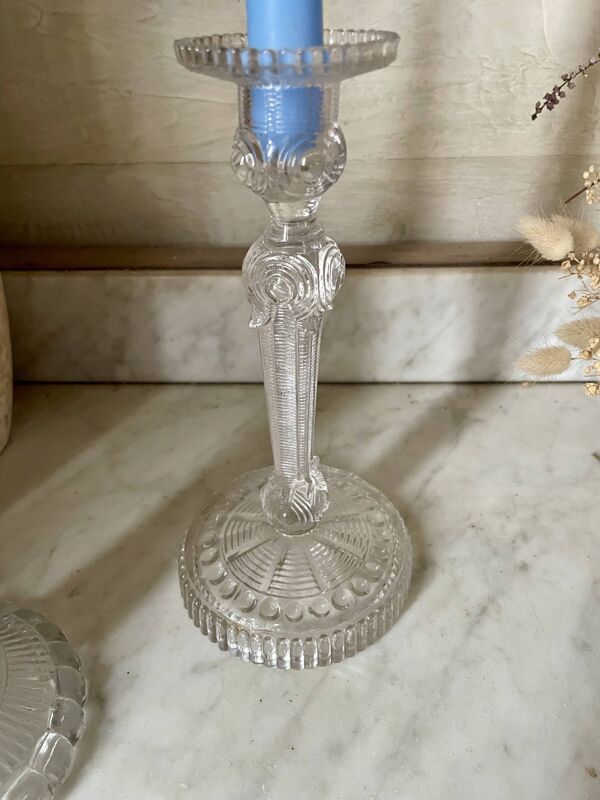 Lot d’anciens bougeoirs en verre