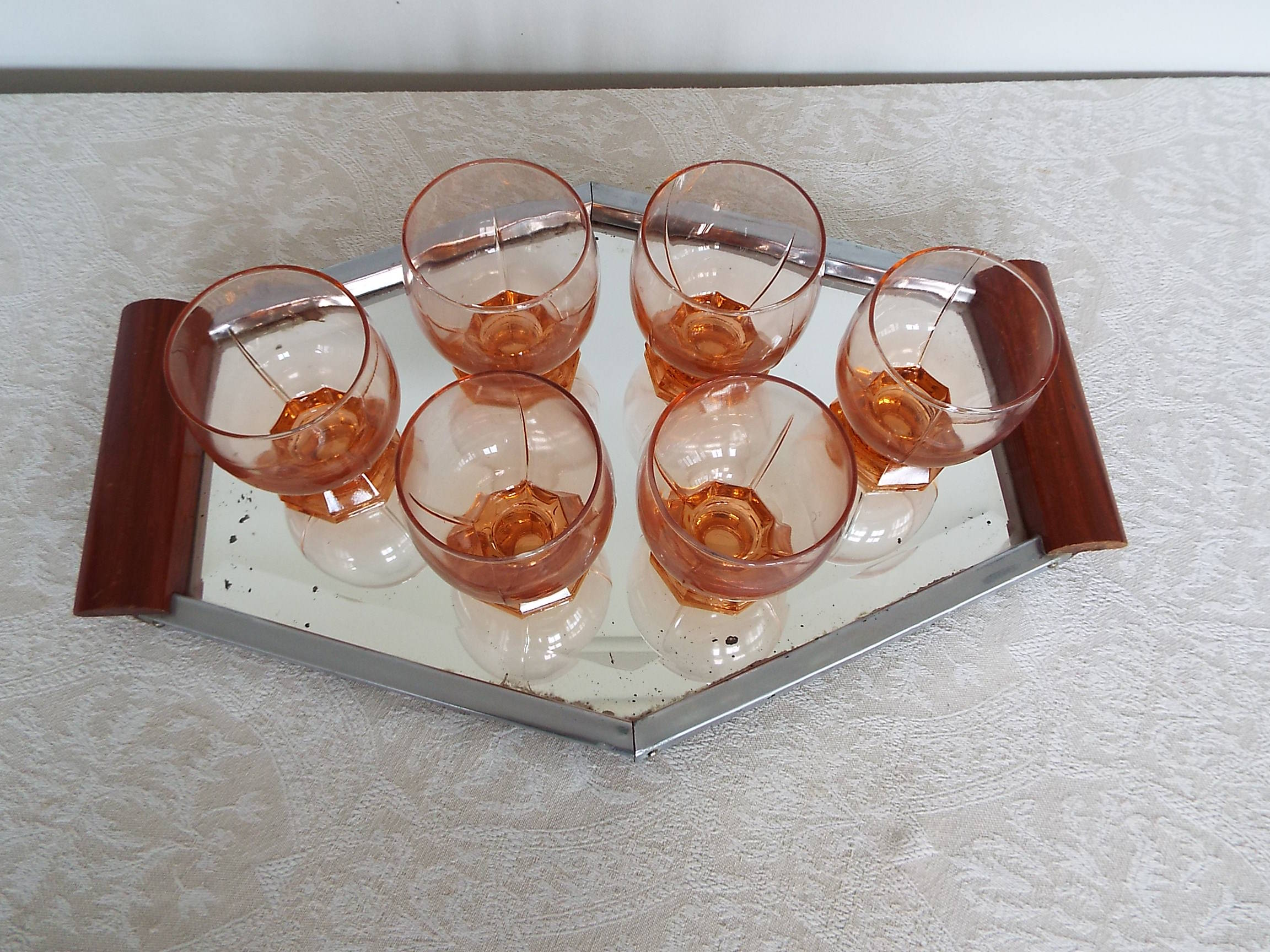 Hexagonal mirror tray