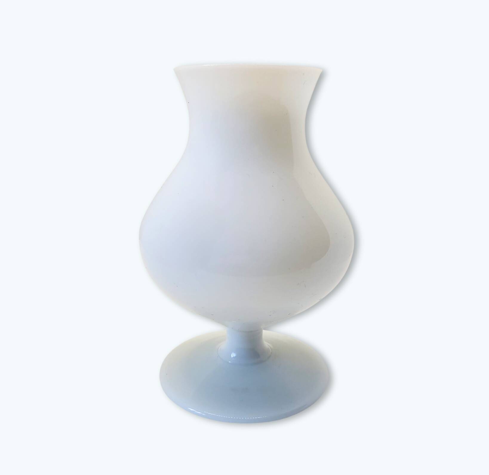 Vase en opaline blanche