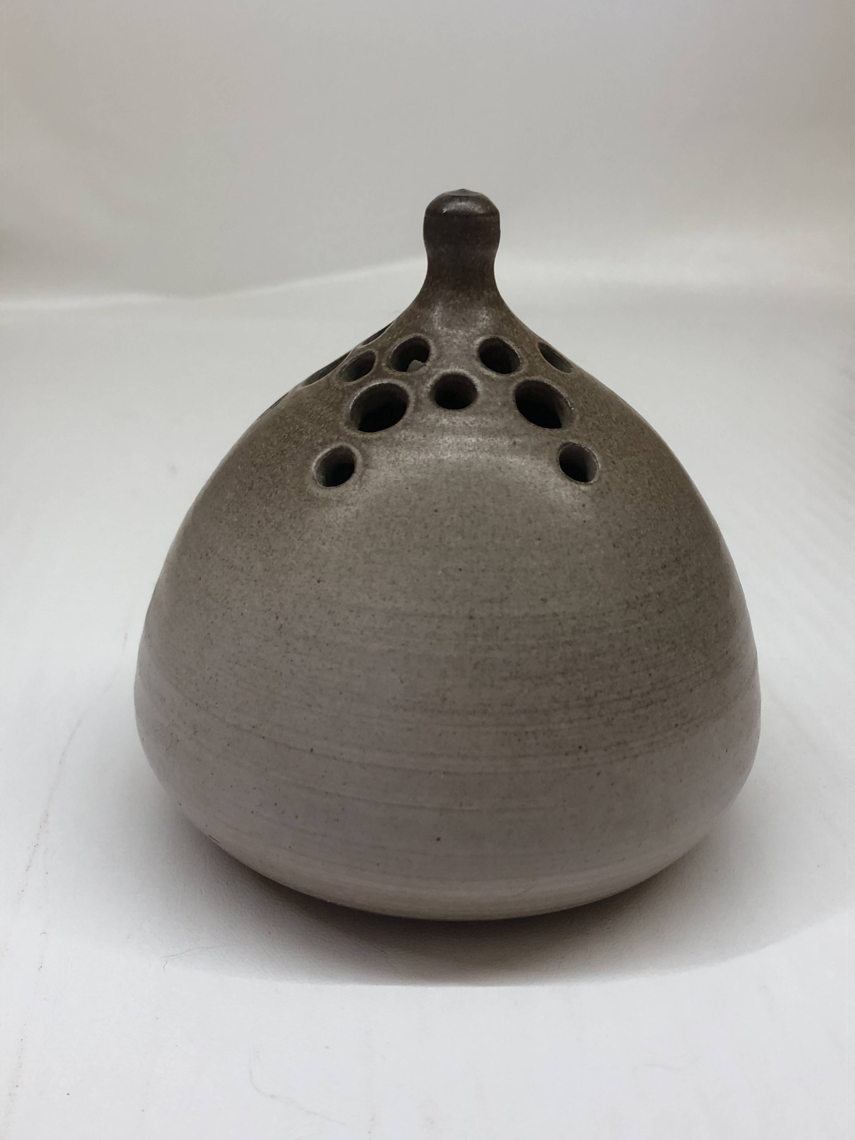 Vase pique fleur par Françoise Henry