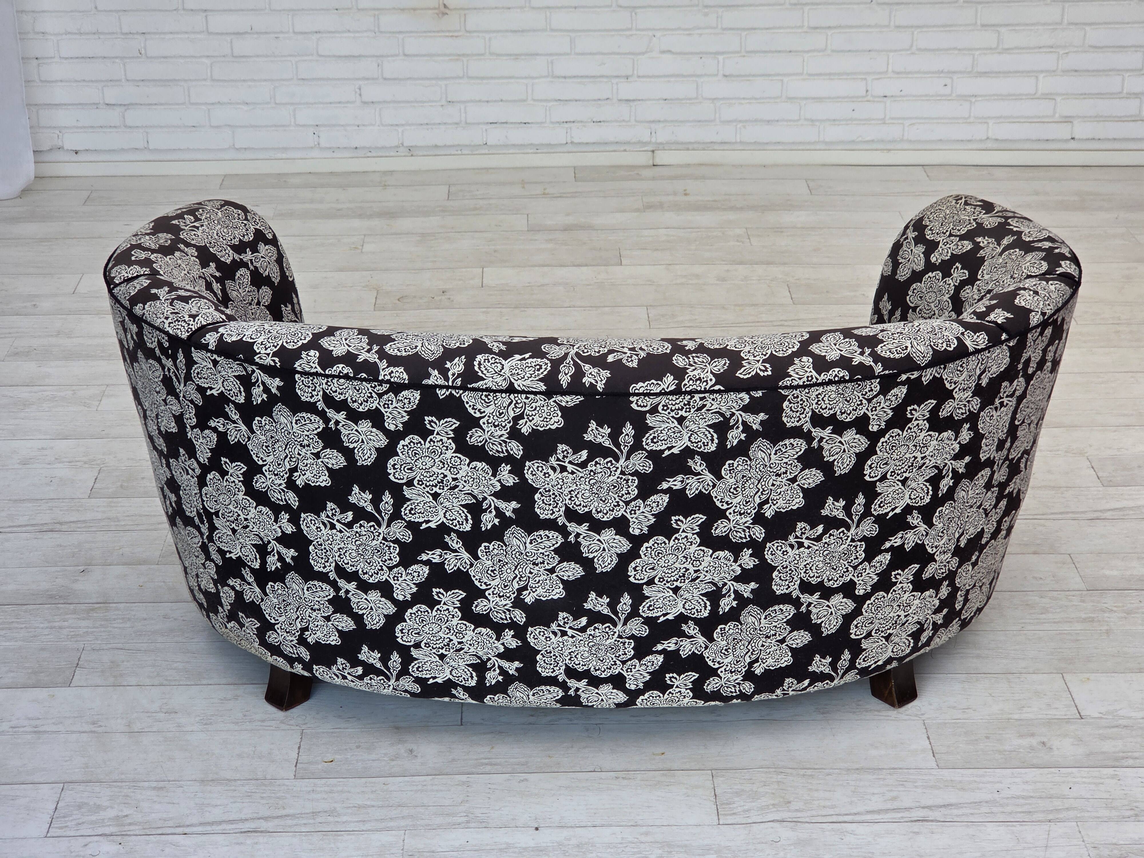 Canapé danois 2 places "Banan" des années 1960, tissu noir-blanc, bois de hêtre.