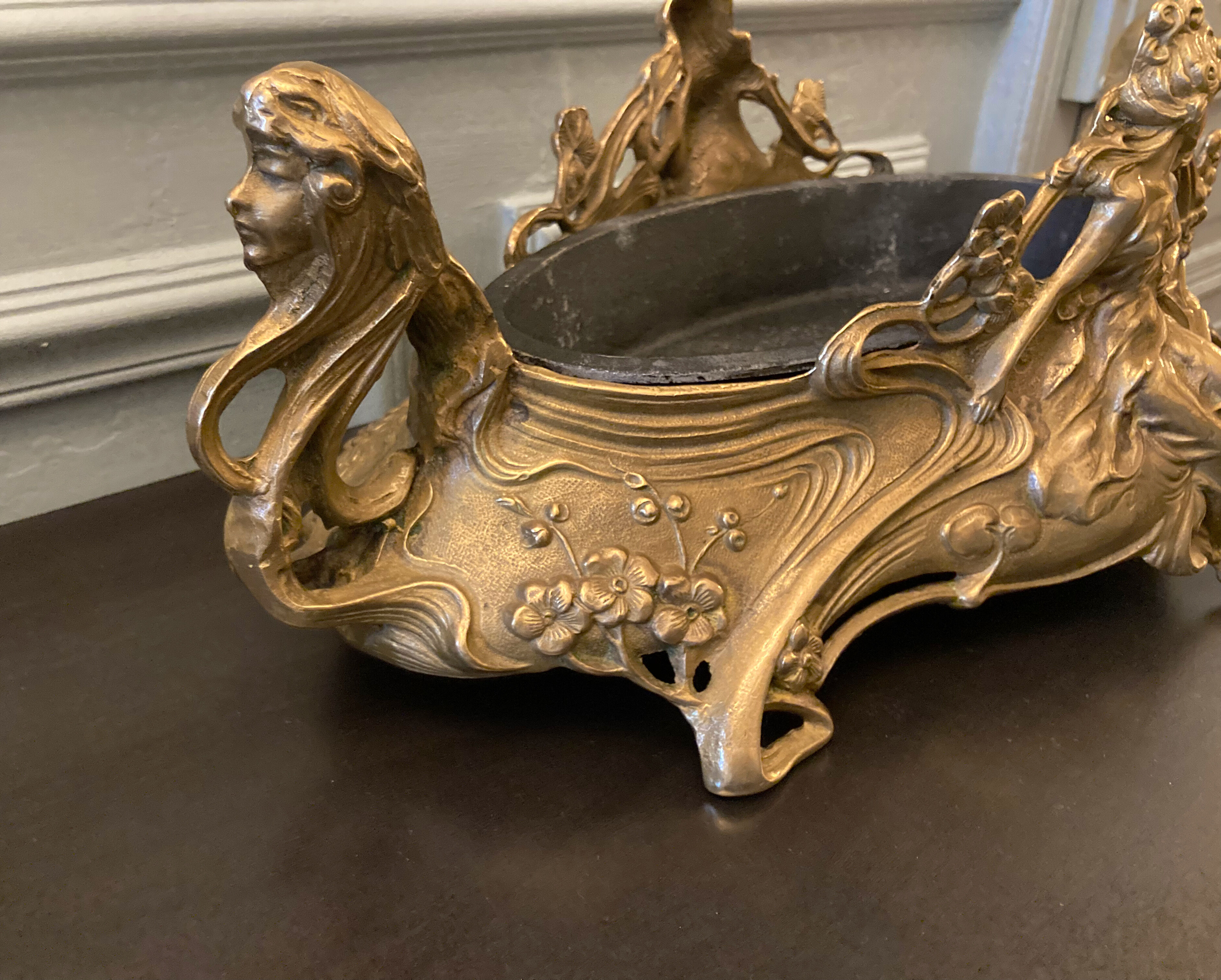 Large planter in gilded bronze Art nouvelles