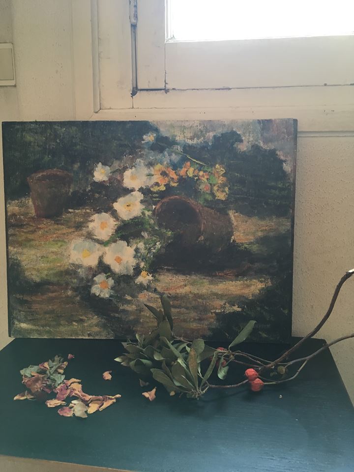 Nature morte vase de primevères renversé