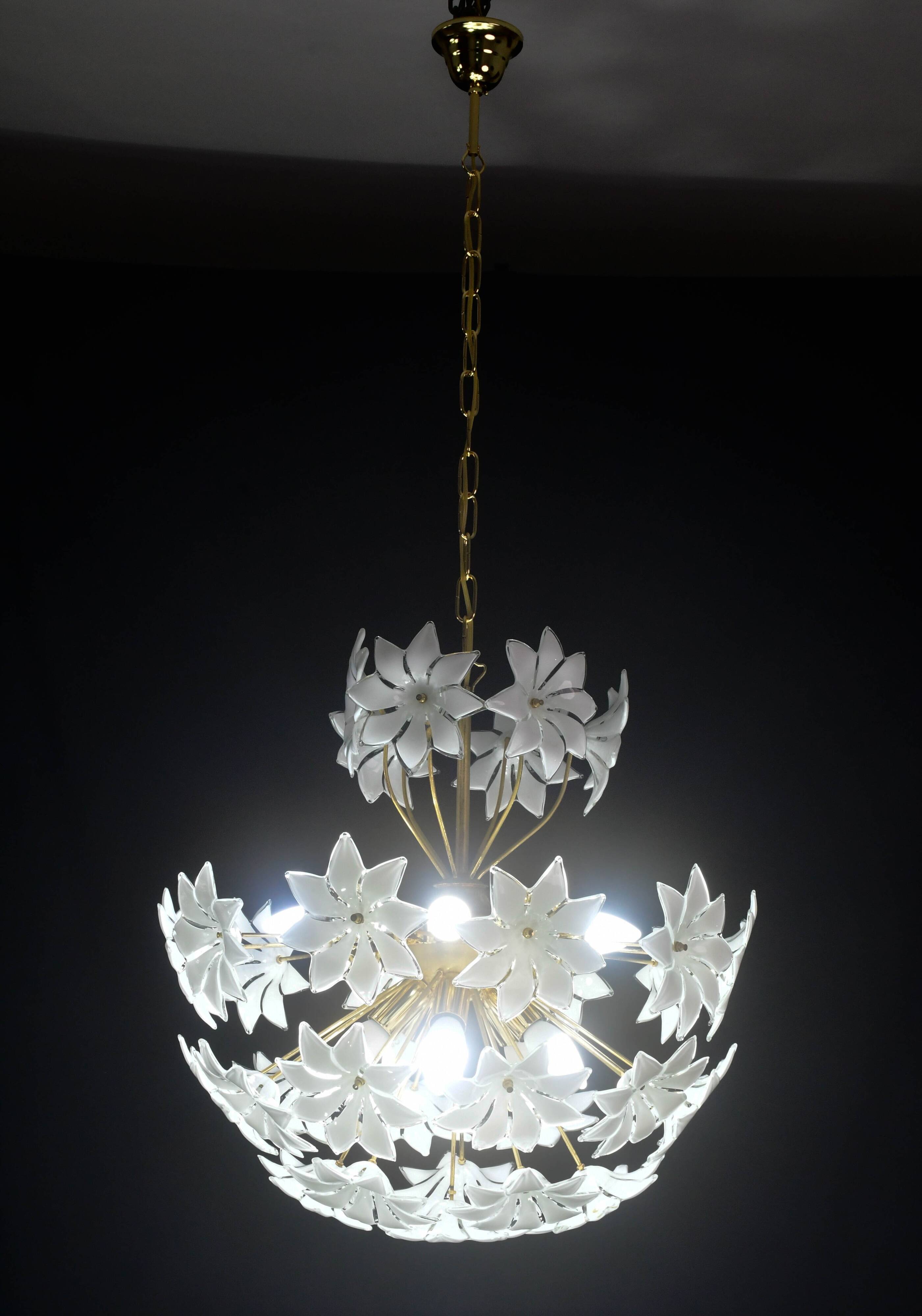 Magnifique lustre Sputnik en verre de Murano blanc orné de fleurs, années 1980