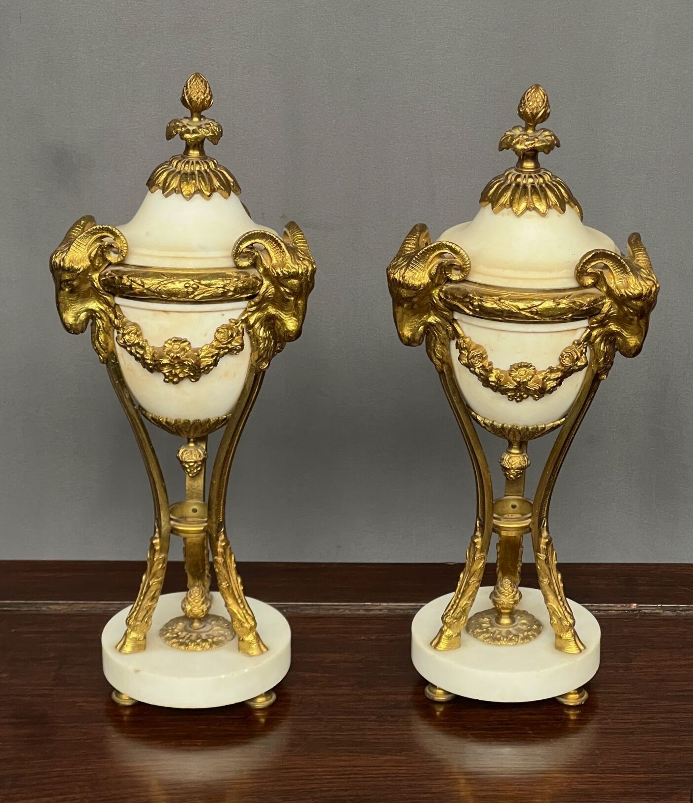 Paire de vases style Louis XVI. Marbre blanc et bronze doré.