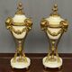 Paire de vases style Louis XVI. Marbre blanc et bronze doré.
