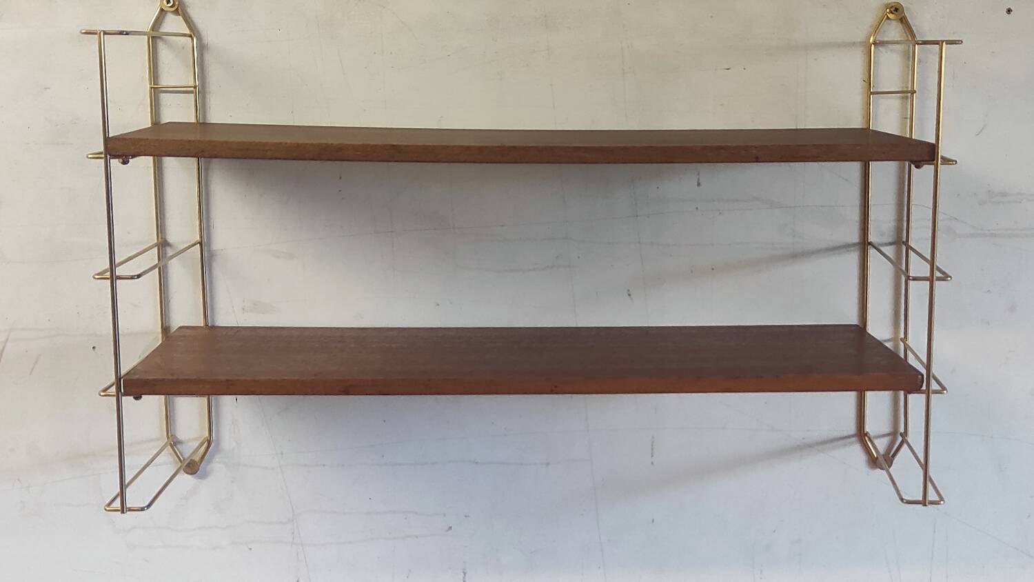 String wall shelf in gold metal and wood - 60s/70s