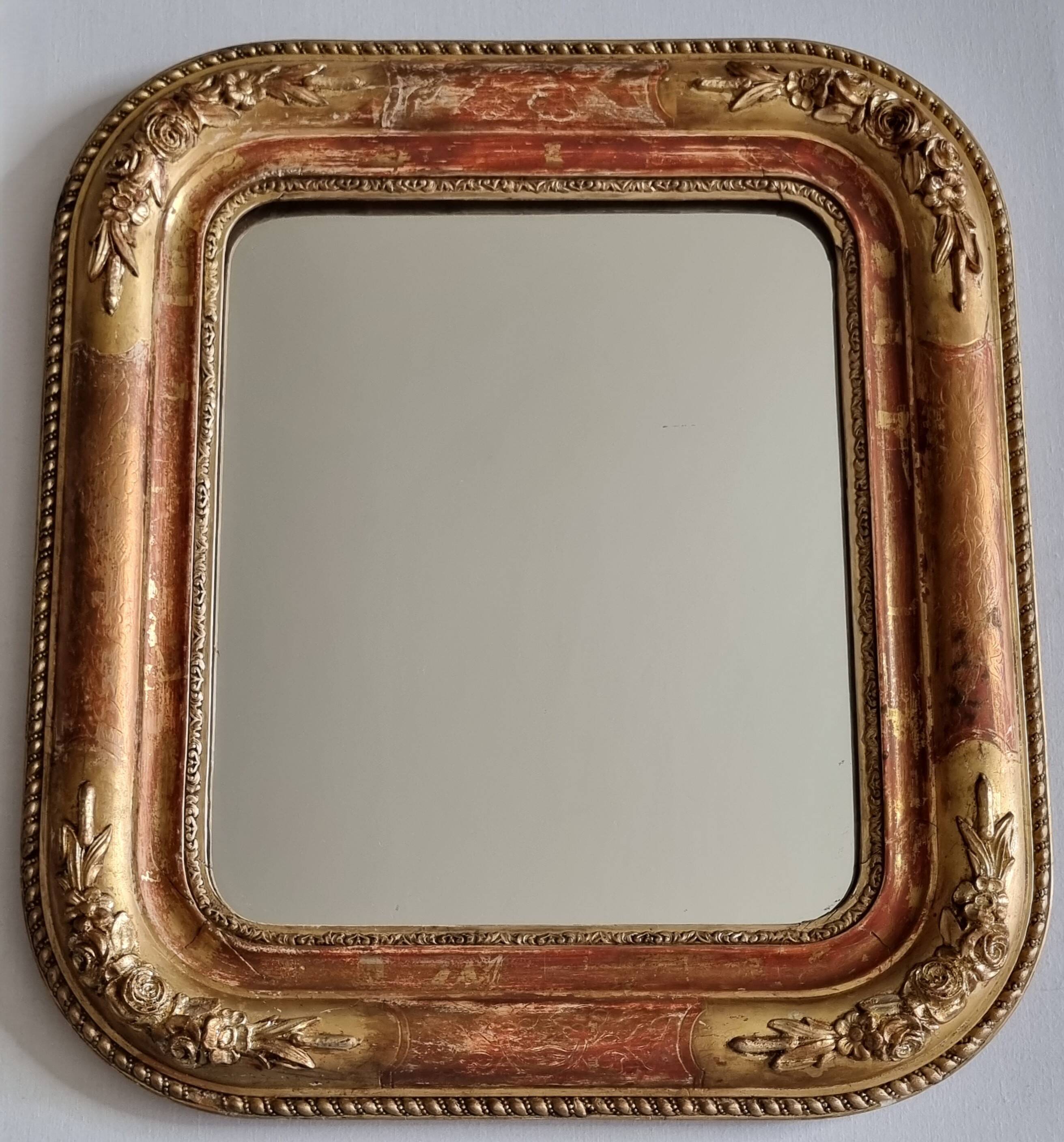 Miroir Louis-Philippe en bois et stuc doré à décor floral, XIXe, 43x38 cm